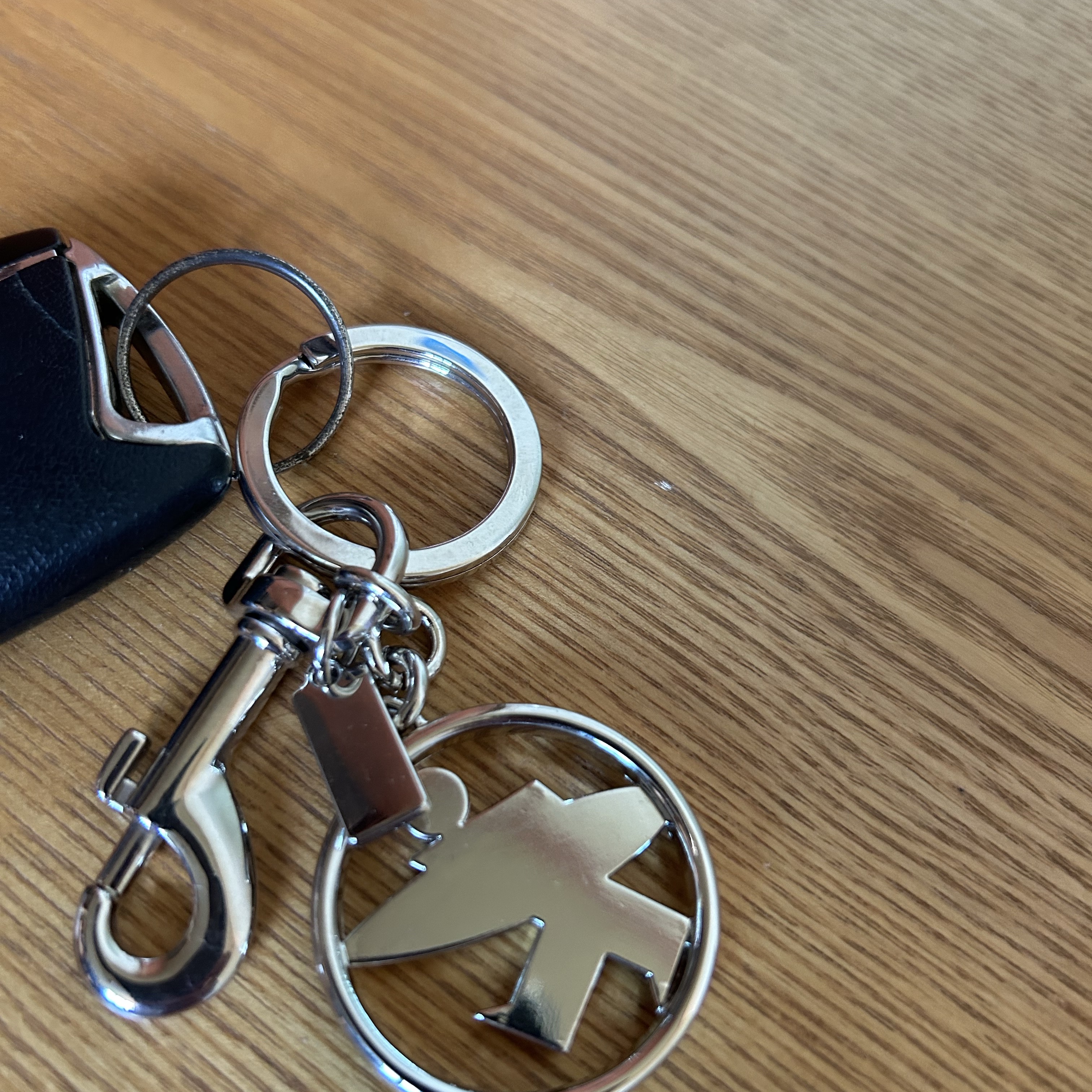 Stussy Surfman Keychain Silver 착용 스타일