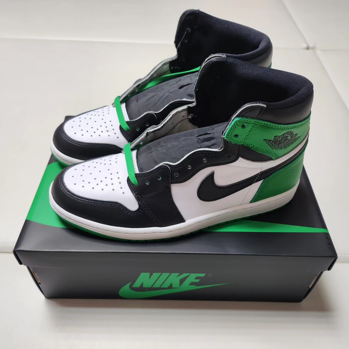 Jordan 1 Retro High OG Black and Lucky Green 착용 스타일 - 2