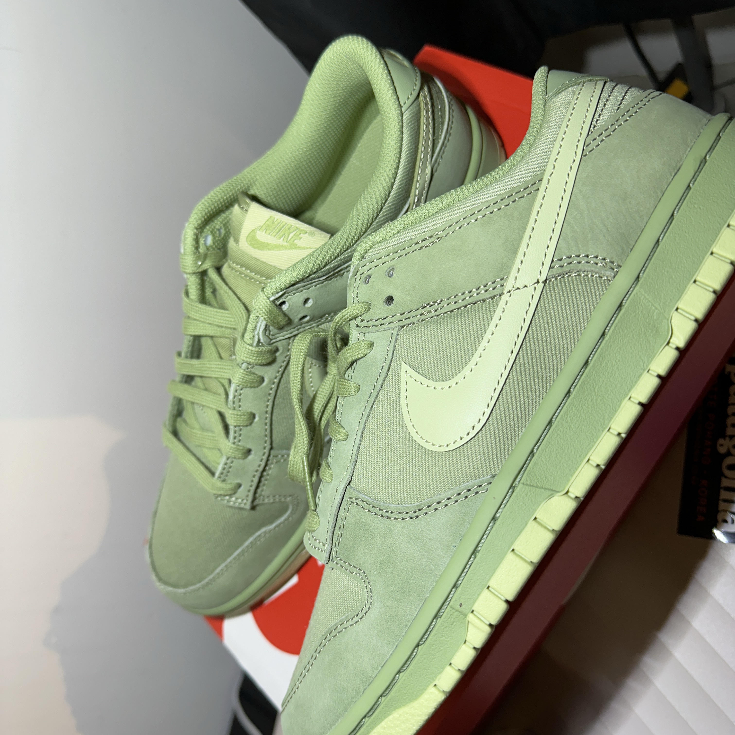 Nike Dunk Low PRM Oil Green 착용 스타일 - 2