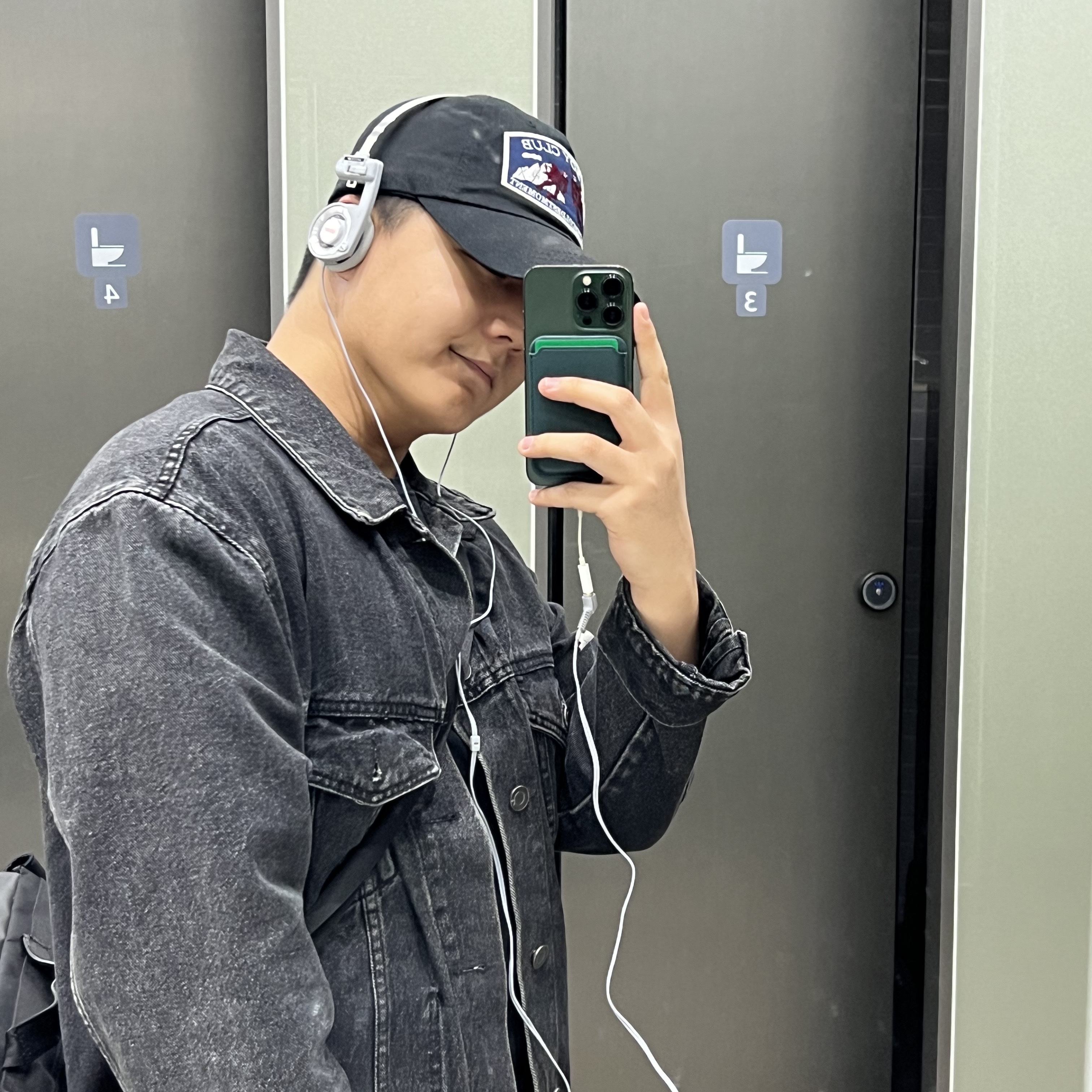 Supreme x Koss Portapro Headphones Silver - 23FW 착용 스타일 - 1
