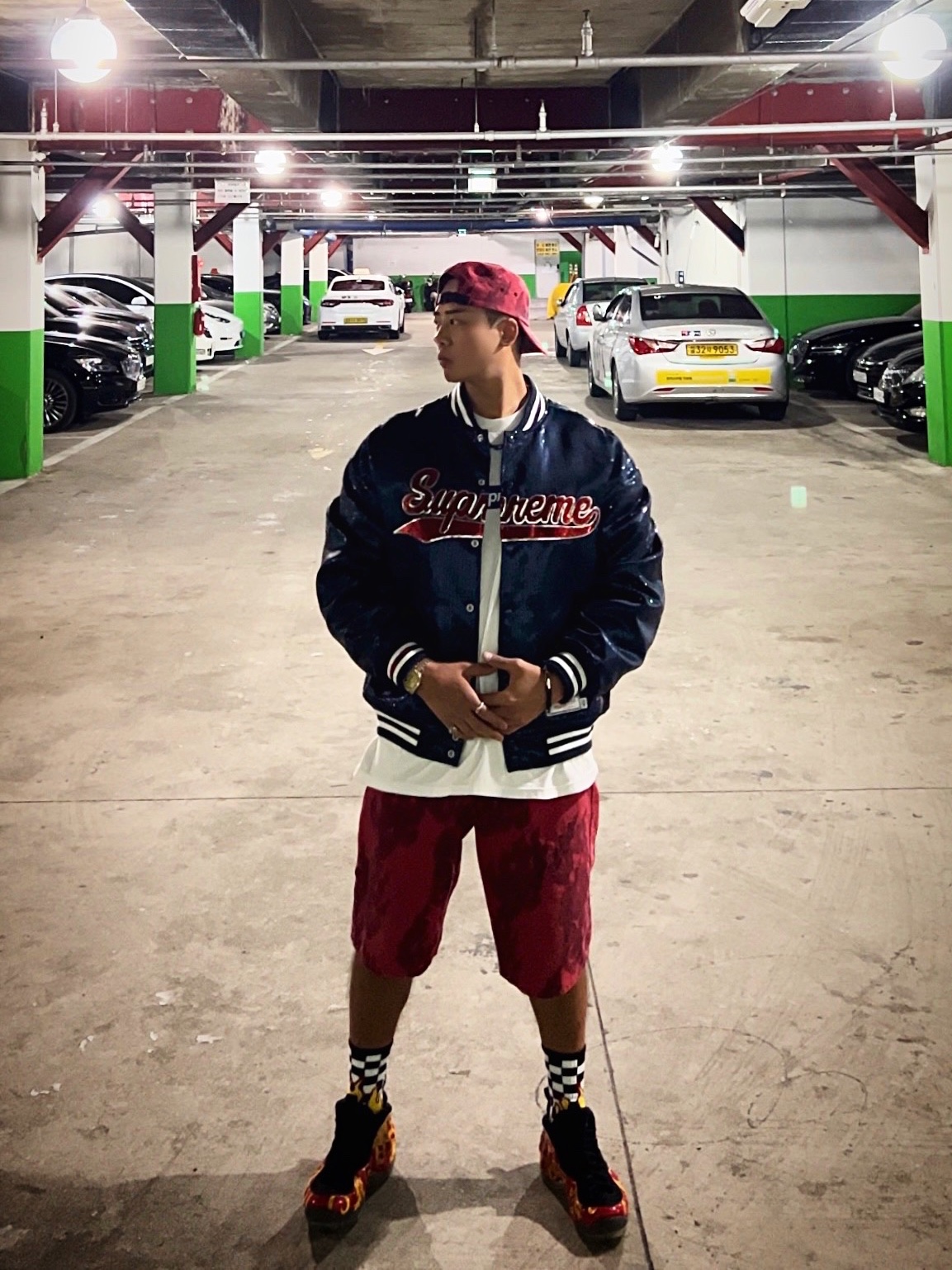 Supreme Flames Jacquard Denim Camp Cap Washed Red - 23SS, Supreme Flames Jacquard Baggy Denim Shorts Washed Red - 23SS 착용 스타일 - 1