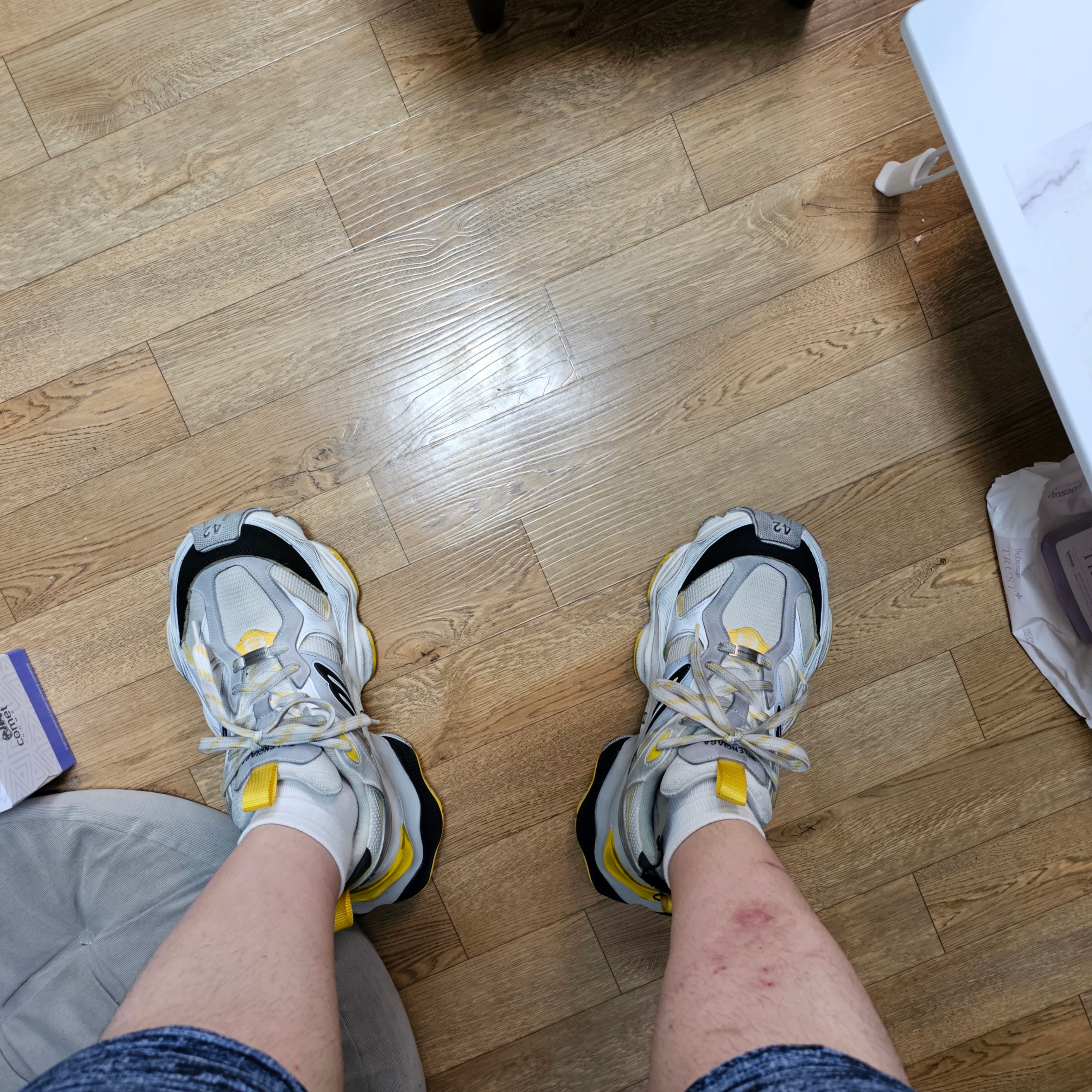 Balenciaga Cargo Sneakers Grey Black Yellow 착용 스타일 - 1