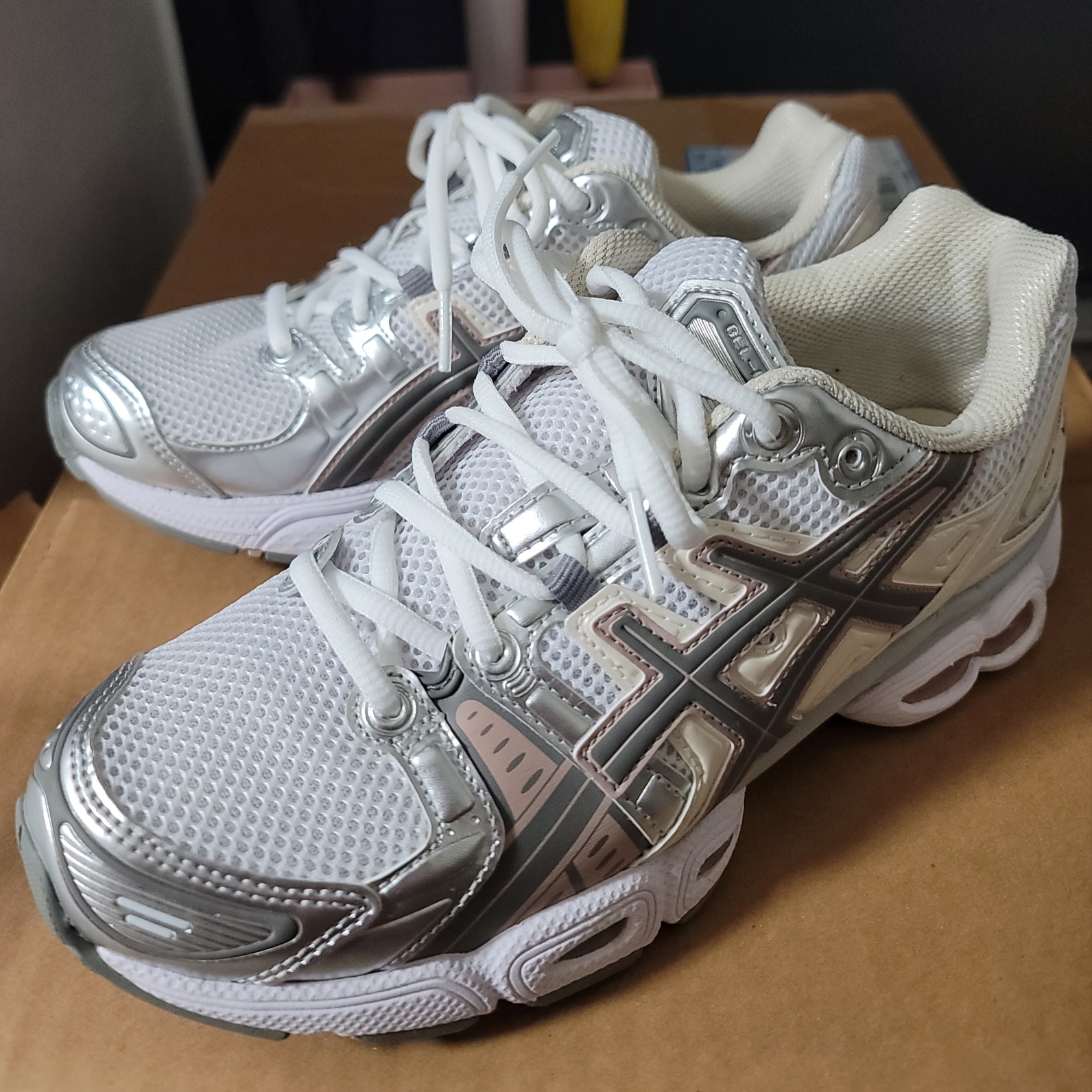(W) Asics Gel-Nimbus 9 White Oatmeal 착용 스타일