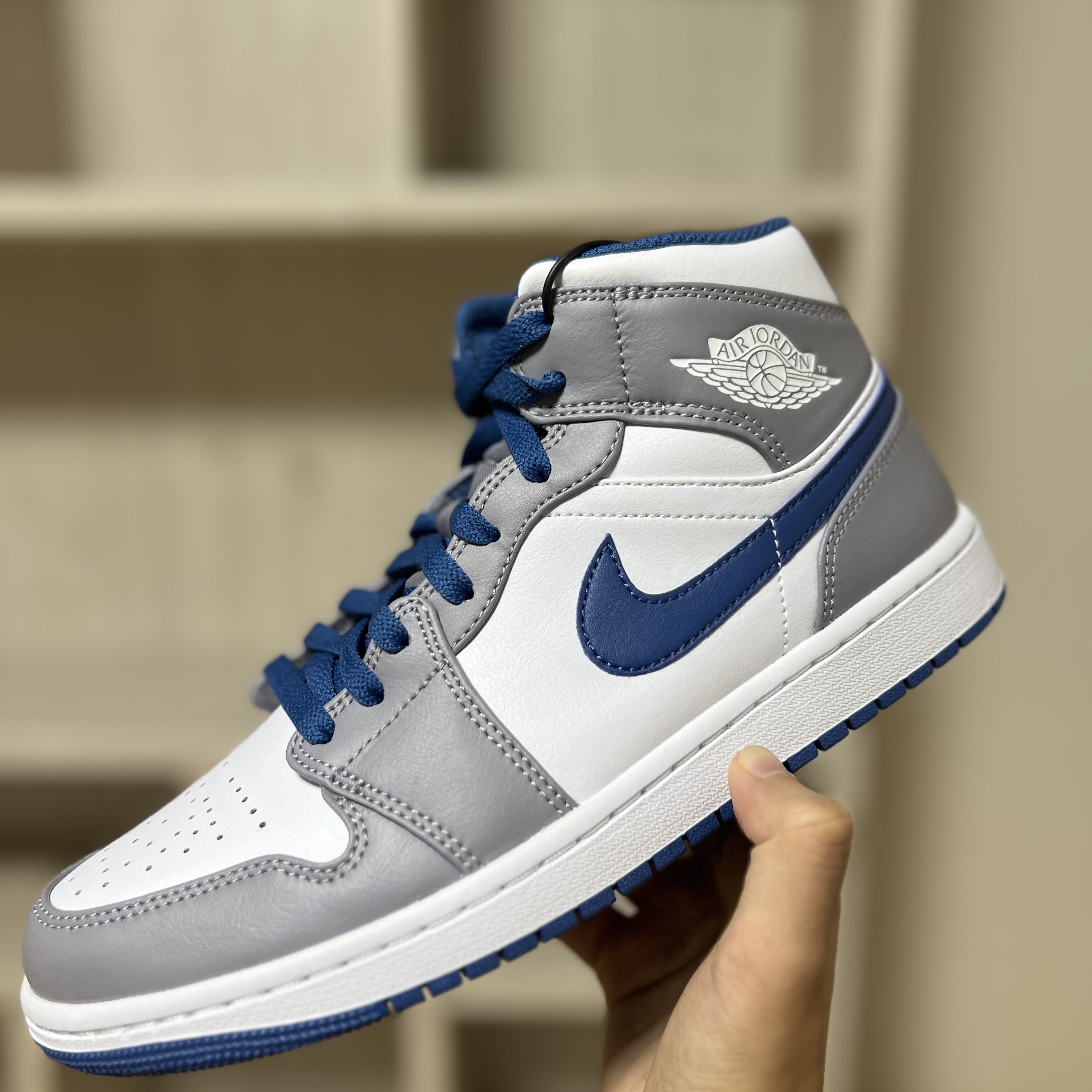 Jordan 1 Mid Cement Grey True Blue 착용 스타일 - 2