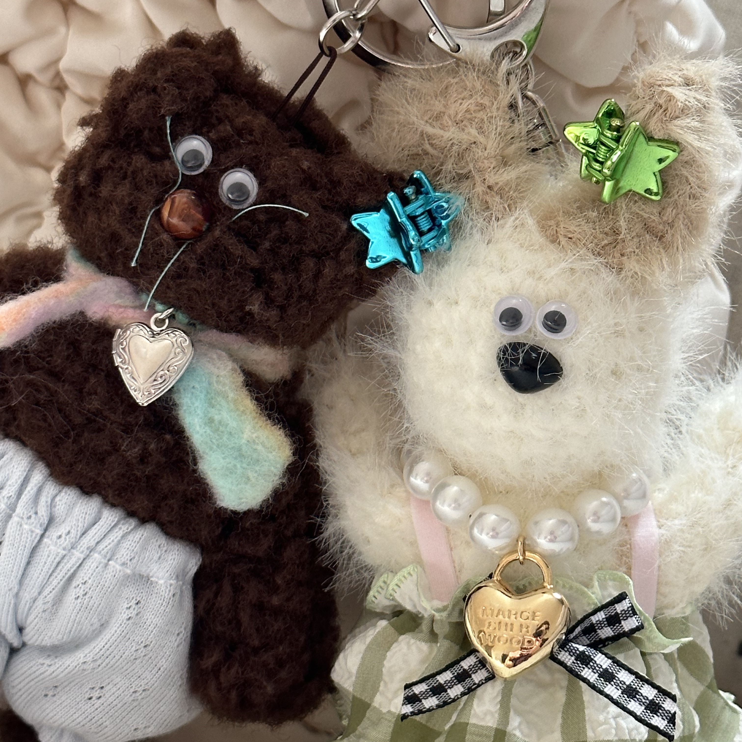 [KREAM 단독] Monamhee Bred Keyring with Pink Pants Brown, Margesherwood Wood Keyring White 착용 스타일 - 2