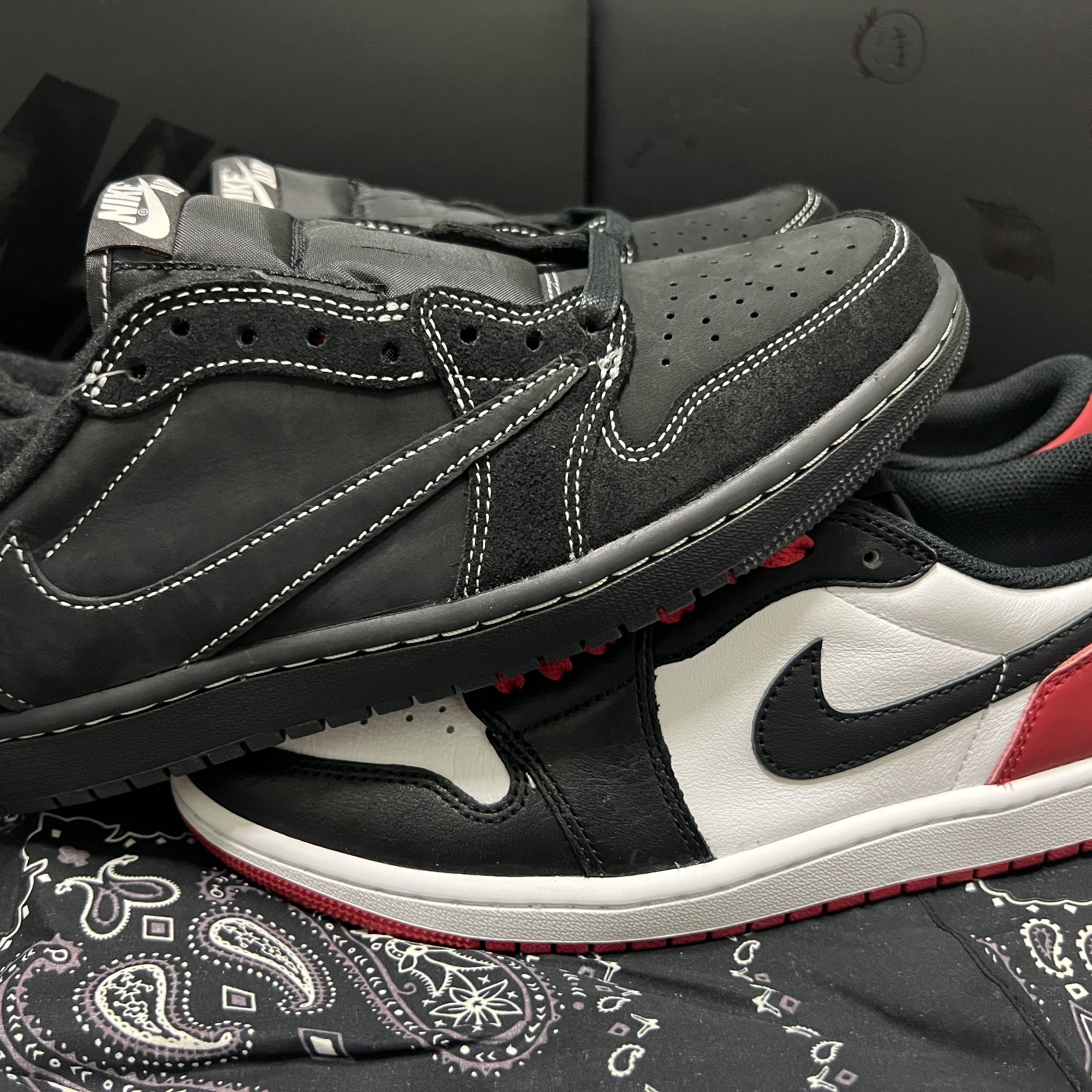 Jordan 1 x Travis Scott Retro Low OG SP Black Phantom, Jordan 1 Retro Low OG Black Toe 착용 스타일 - 2