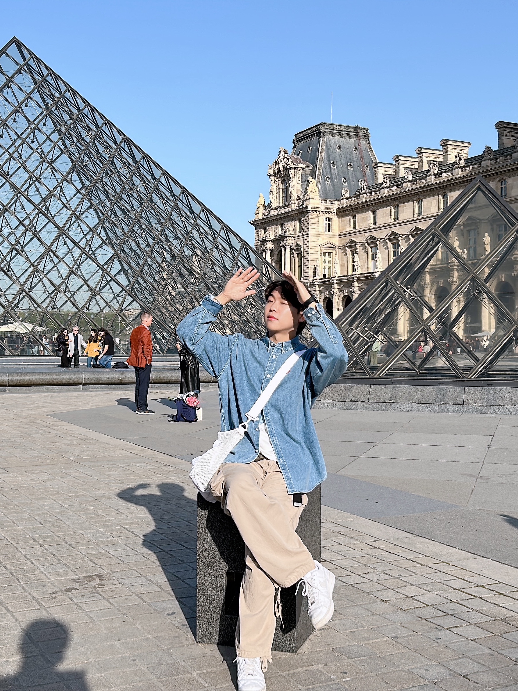 Supreme Small Box Shirt Denim - 23FW, Supreme Mesh Duffle Bag White - 23SS 착용 스타일 - 1