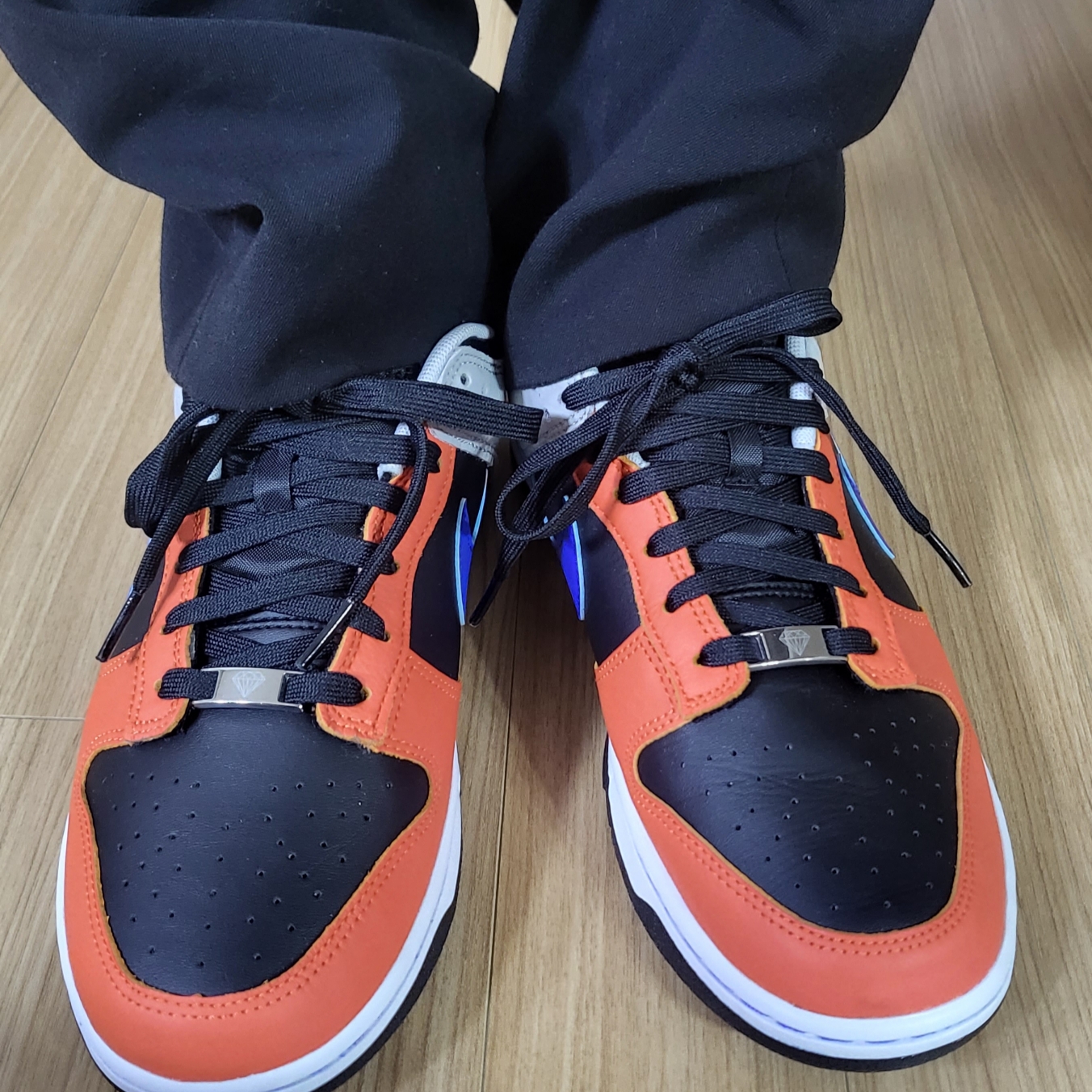 Nike x NBA Dunk Low Retro EMB Racer Blue and Orange 착용 스타일 - 2