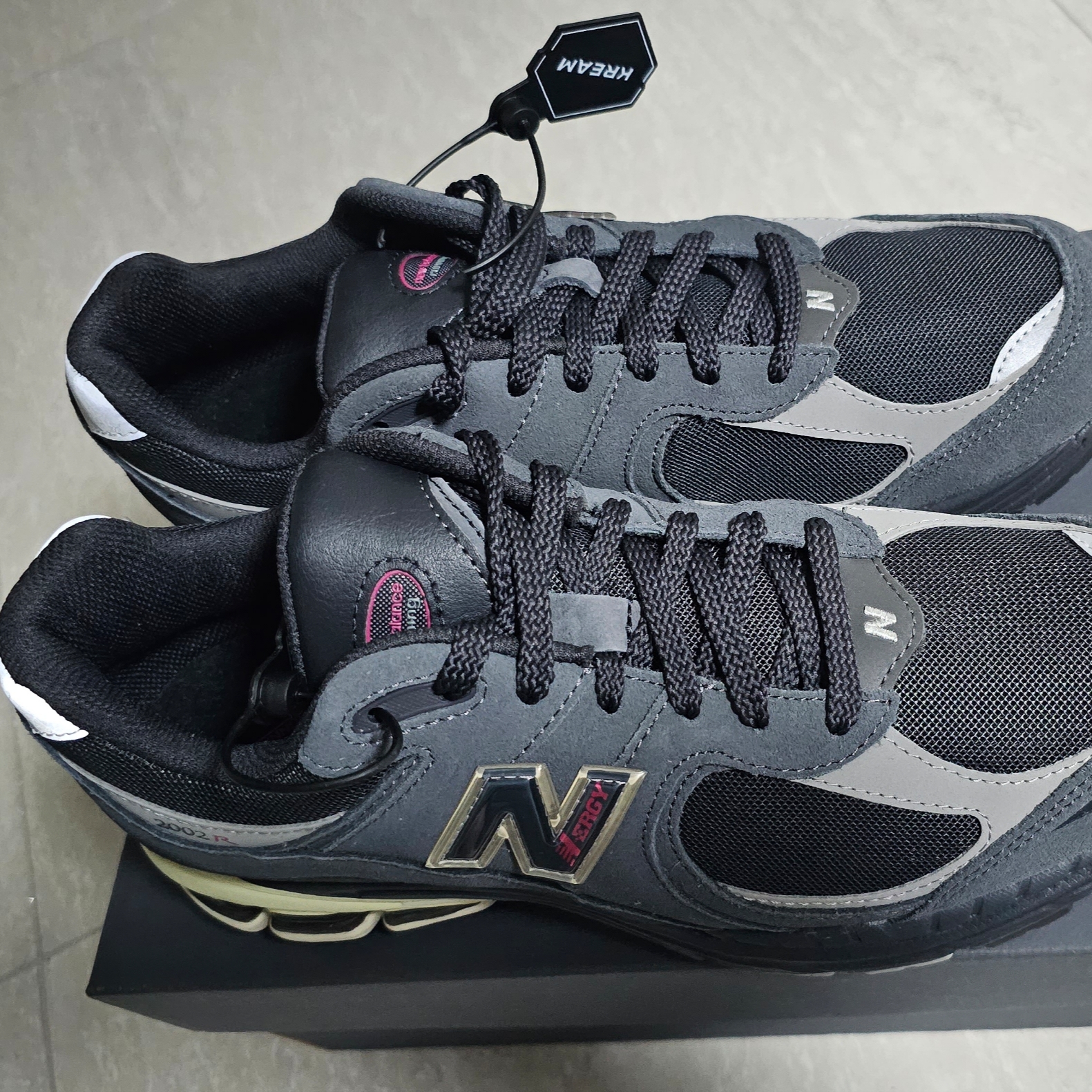 New Balance 2002R Black Grey 착용 스타일