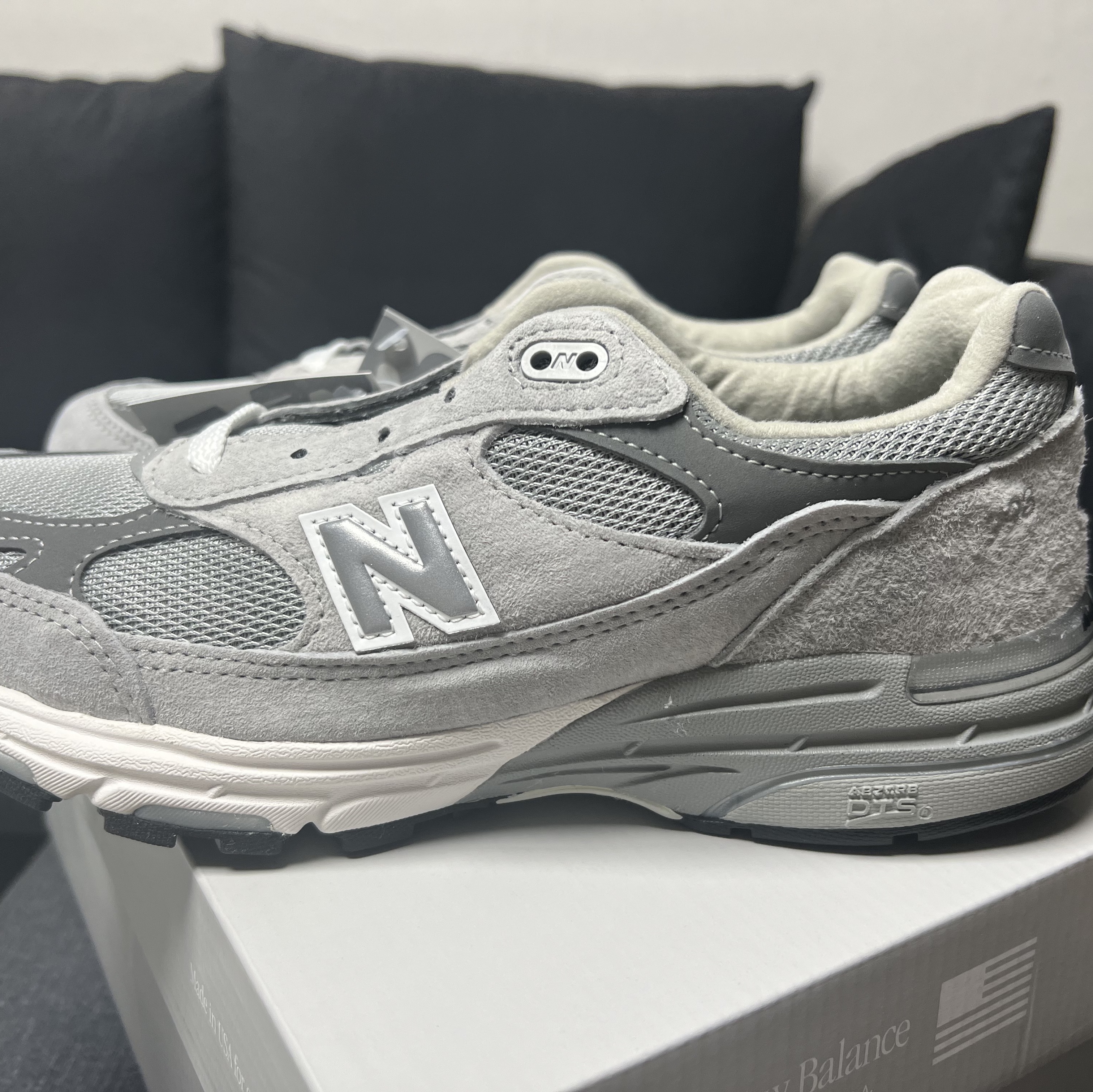 (W) New Balance 993 Made in USA Grey - B Standard 착용 스타일 - 2