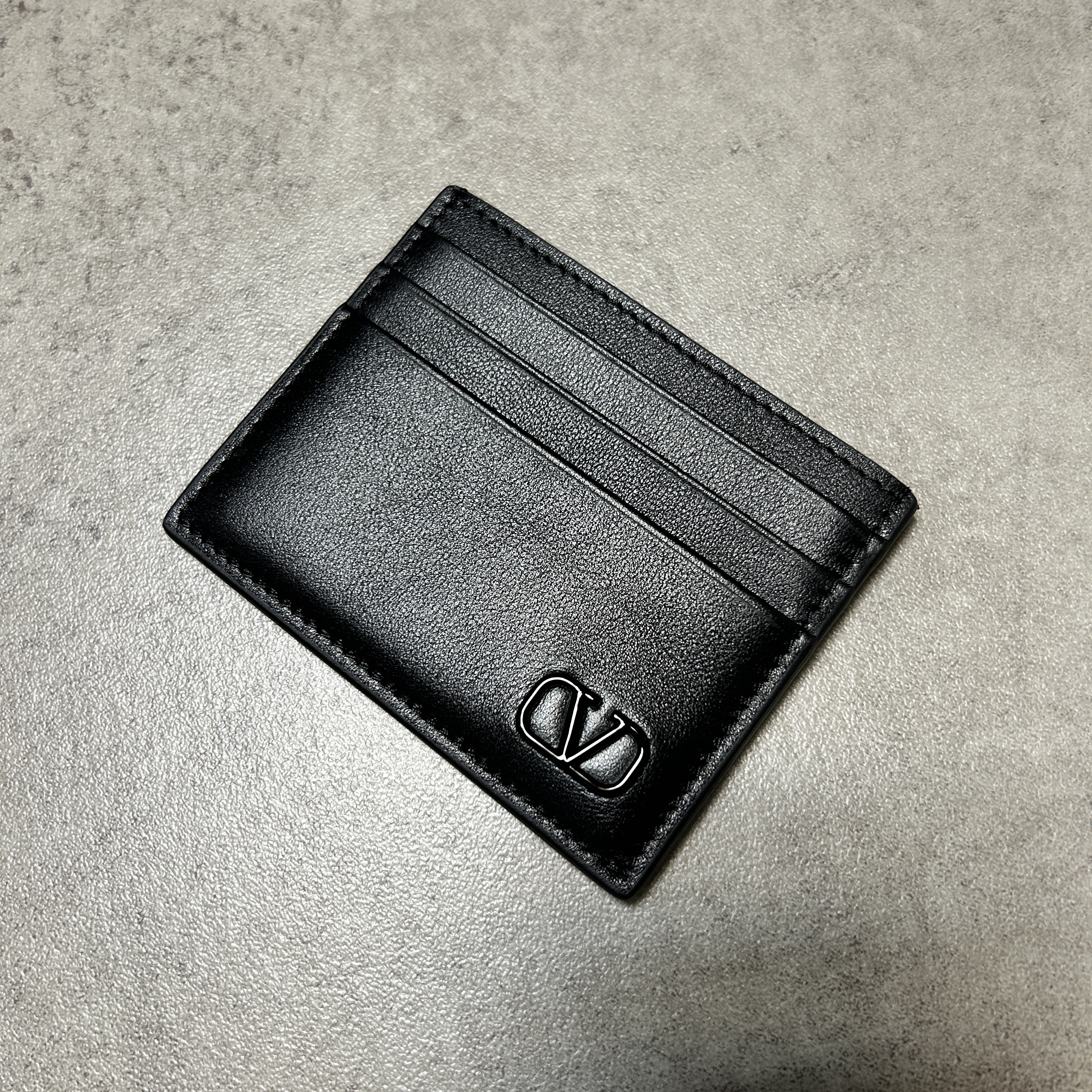 Valentino Vlogo Signature Card Case Black 착용 스타일