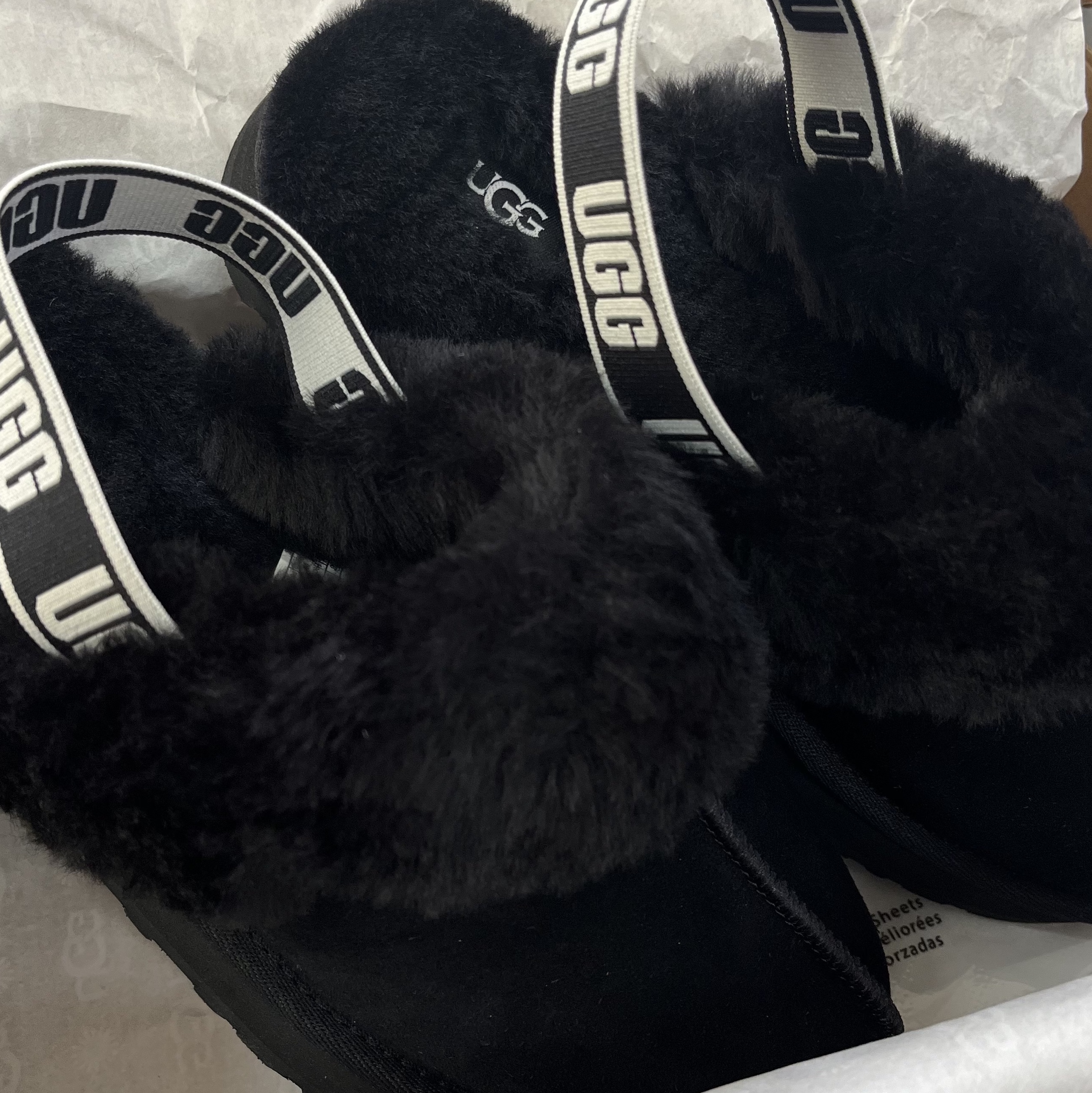 (Kids) UGG Funkette Slides Black 착용 스타일