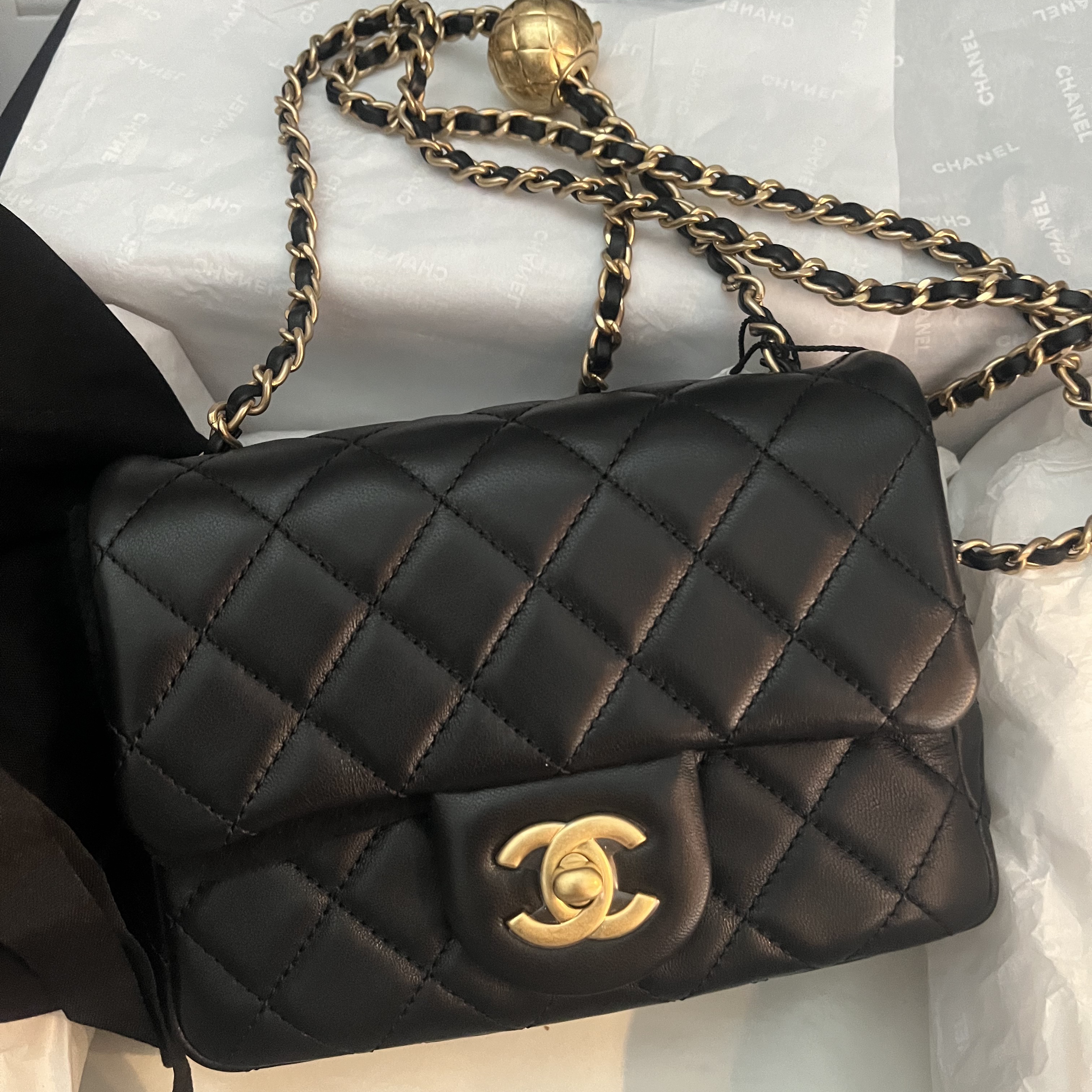 Chanel Mini Flap Bag Lambskin & Gold Black 착용 스타일 - 3