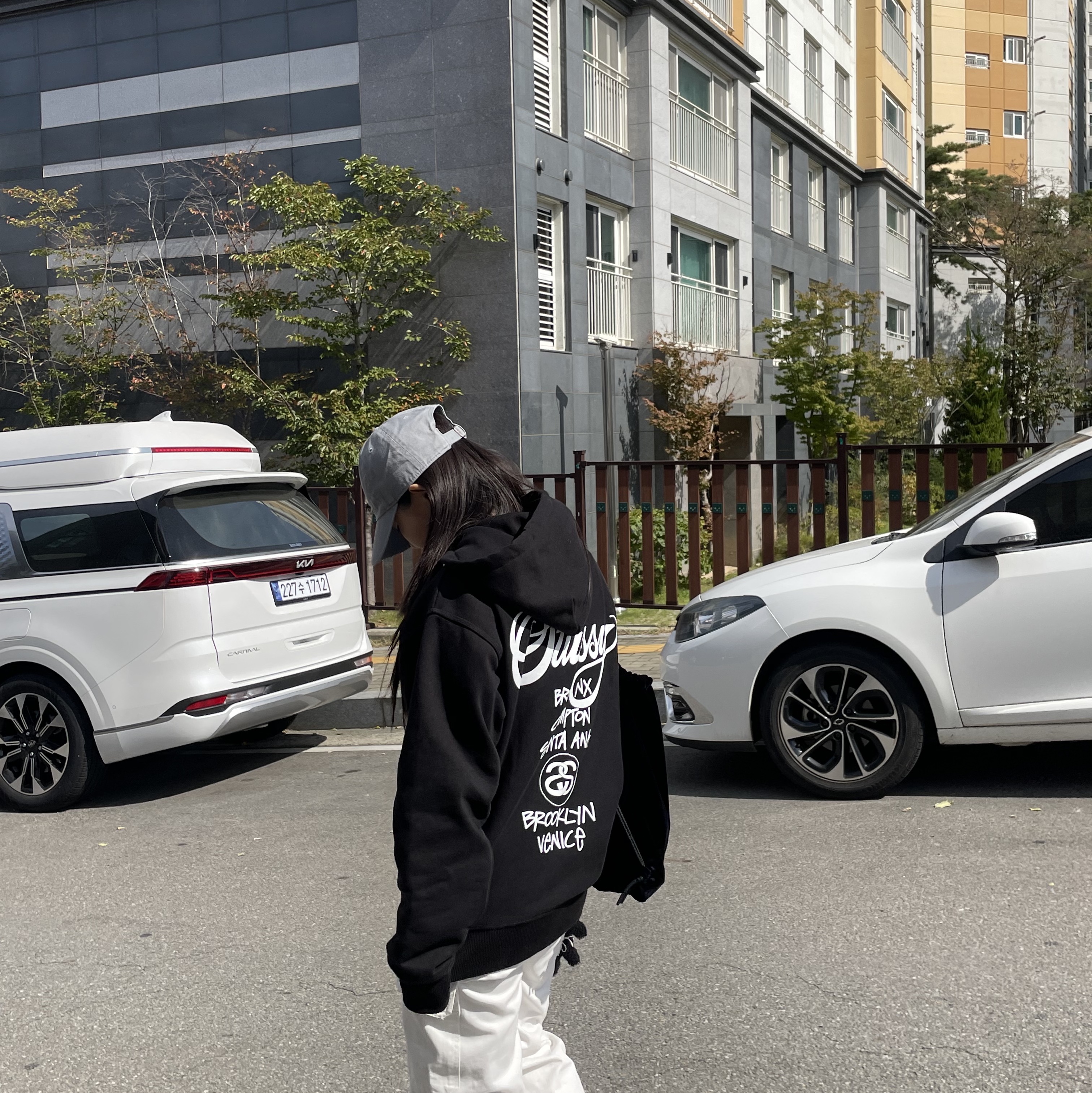 Stussy World Tour Hoodie Black 2023 착용 스타일 - 3