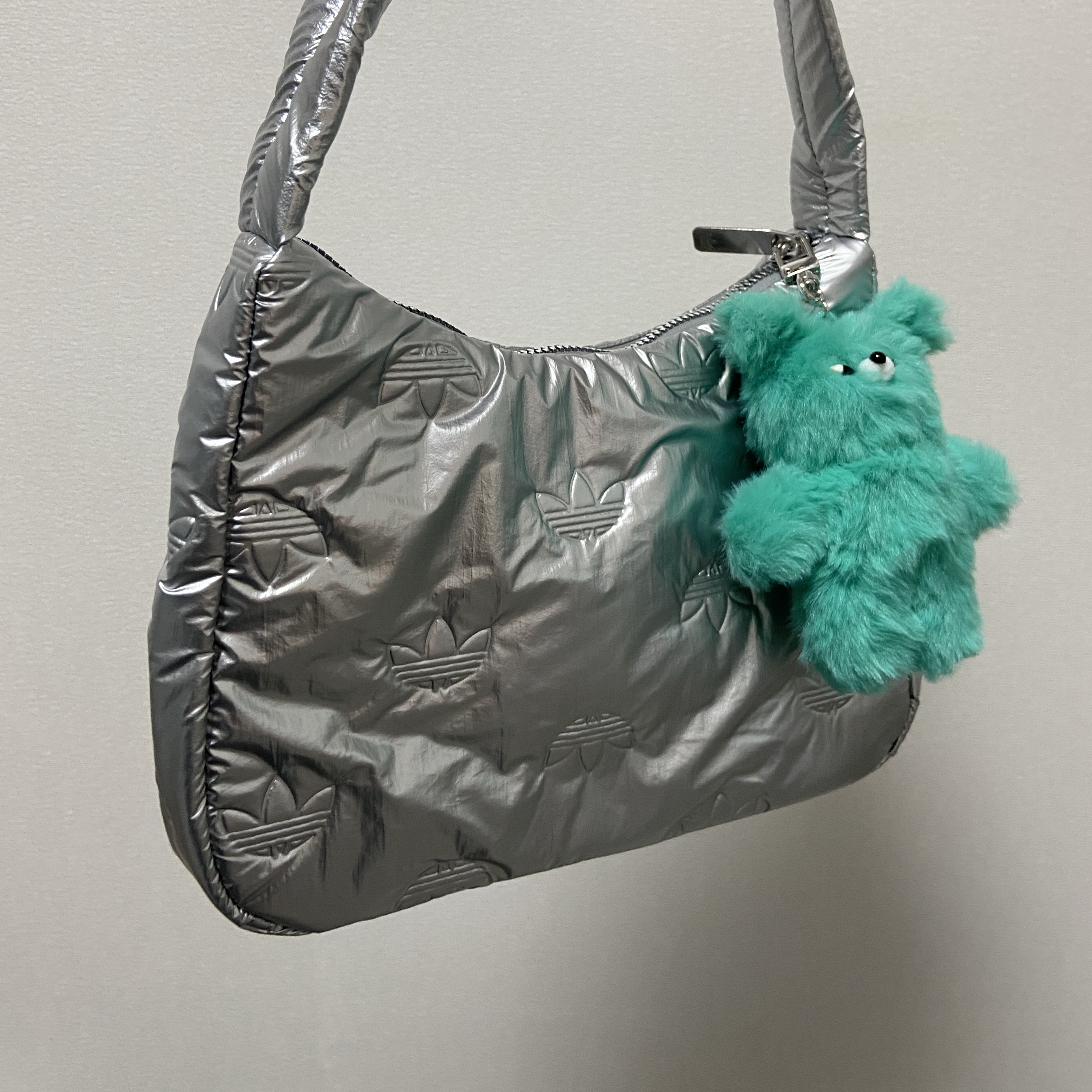 Adidas Puffy Satin Mini Shoulder Bag Silver Metallic 착용 스타일 - 1