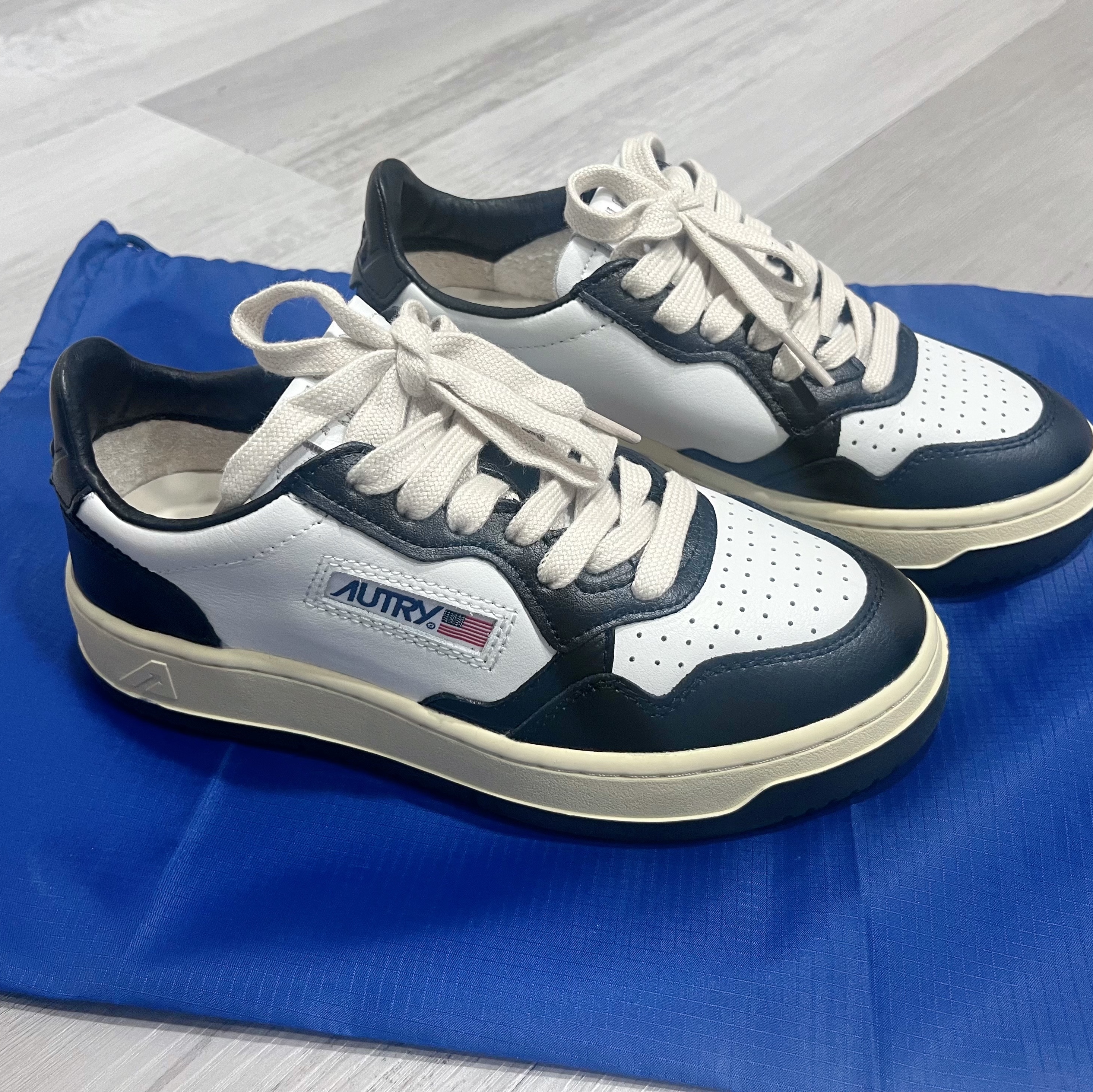(W) Autry Medalist Low Leather Sneakers Black White 착용 스타일