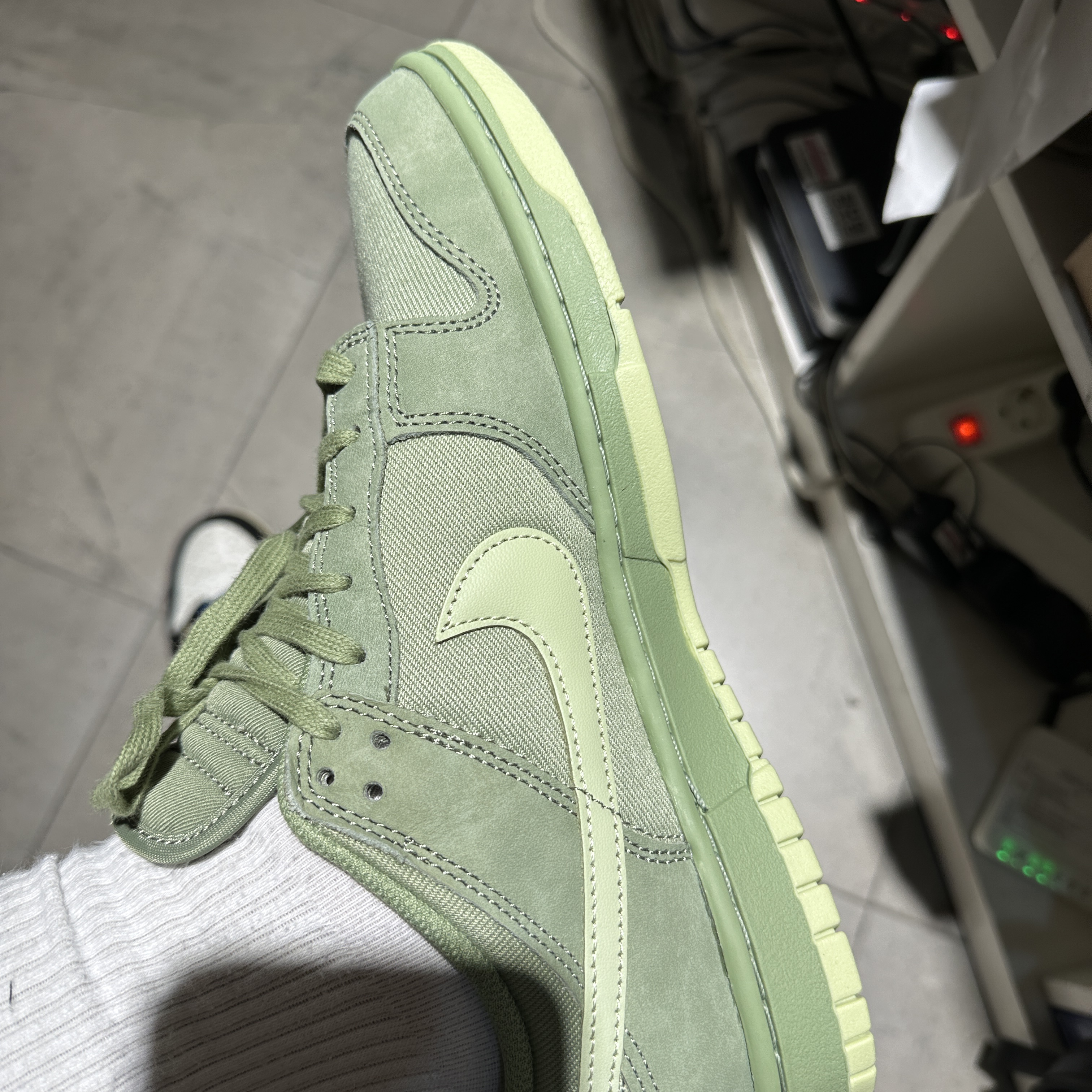 Nike Dunk Low PRM Oil Green 착용 스타일 - 1