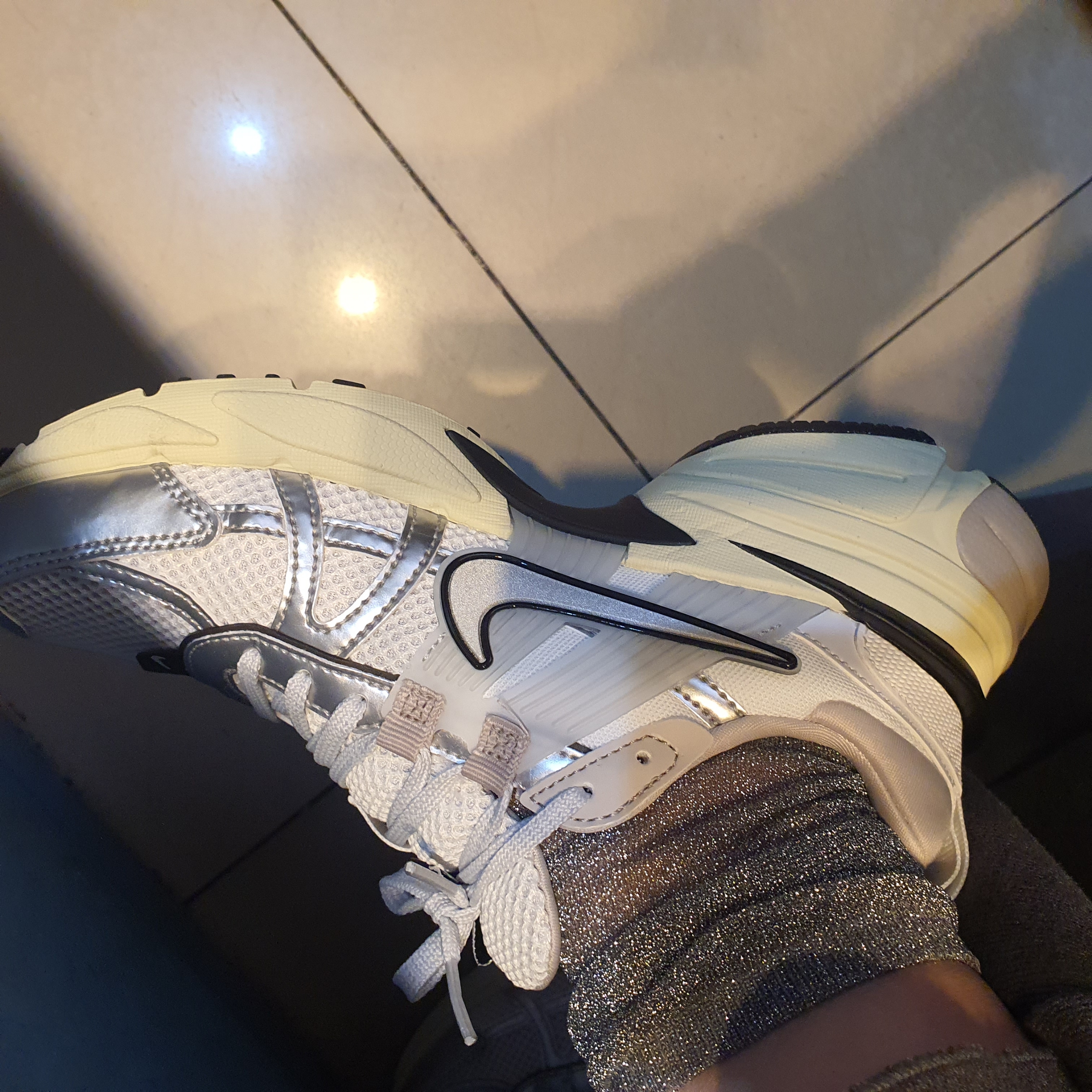 Nike V2K Run Summit White Metallic Silver 착용 스타일