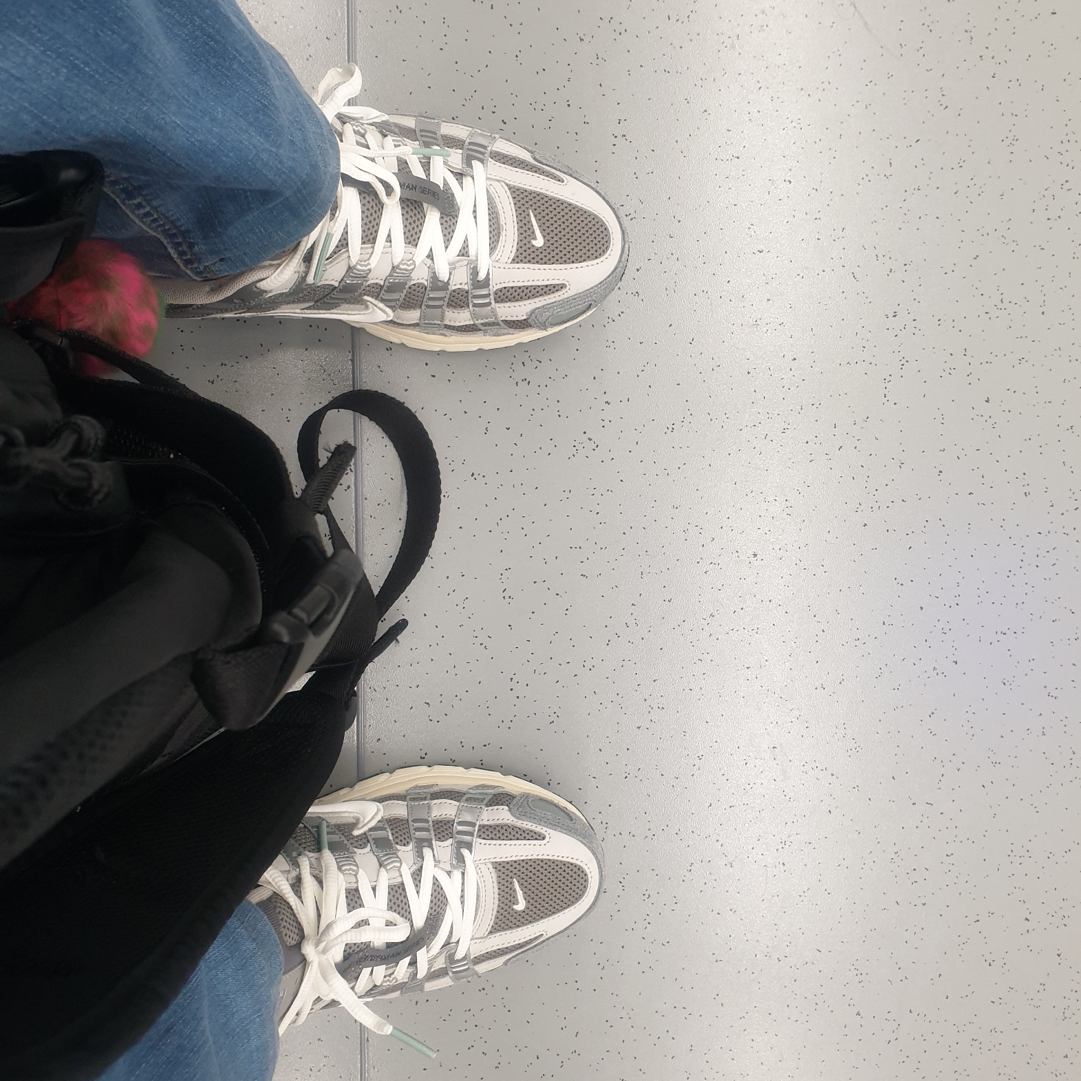 Nike P-6000 Flat Pewter Light Iron Ore 착용 스타일