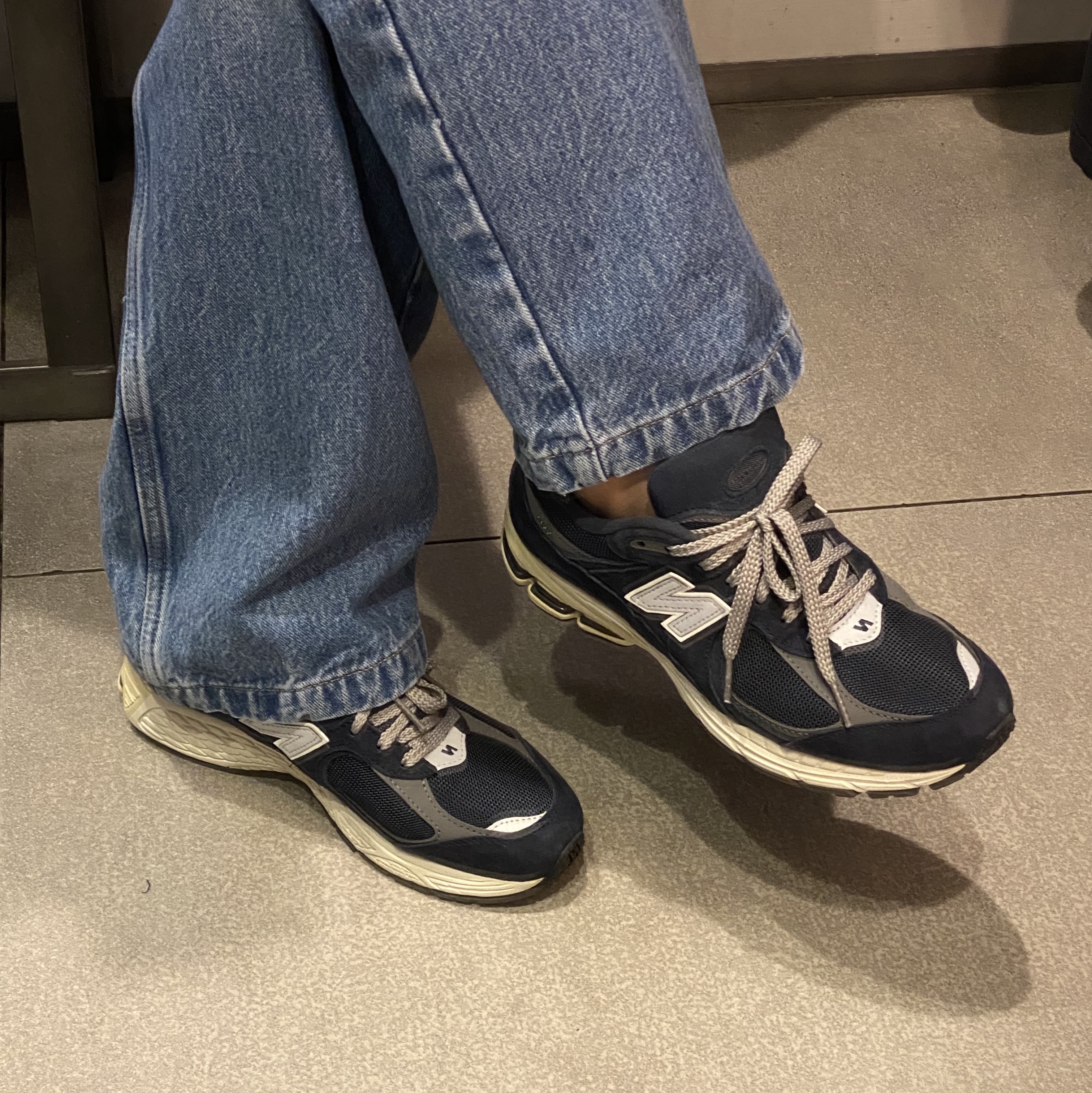 New Balance 2002R Eclipse Castlerock 착용 스타일