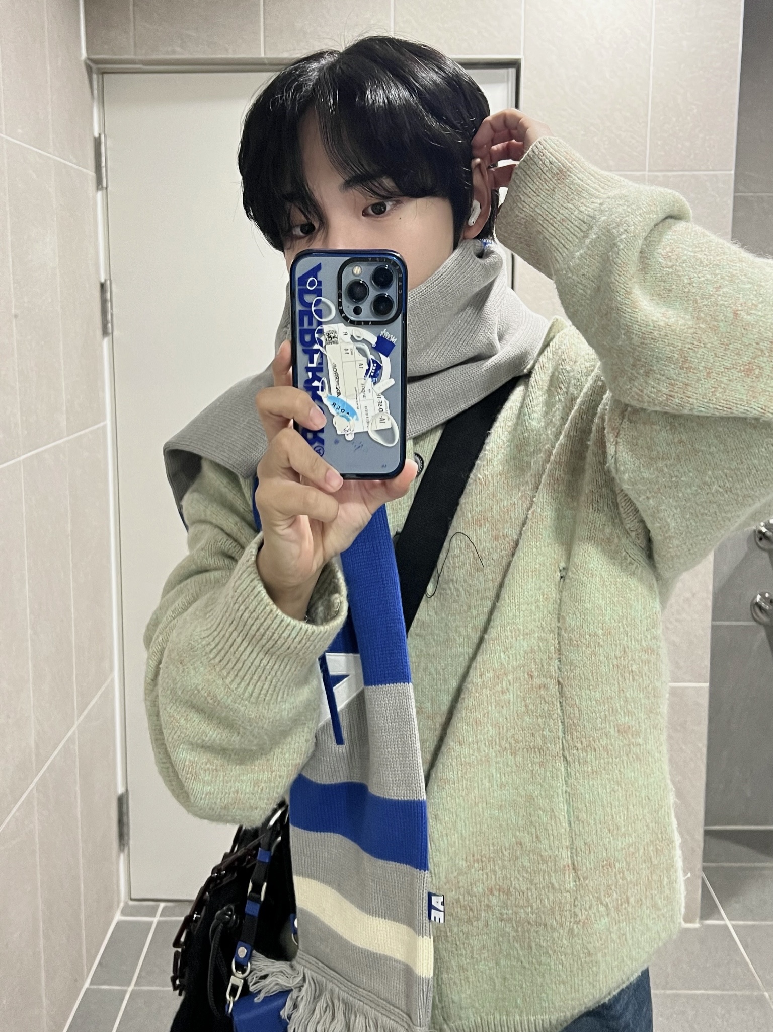 Casetify x Ader Error iPhone Sticker Magsafe Case Clear, Ader Error Prato AirPods Pouch Z-Blue 착용 스타일 - 1