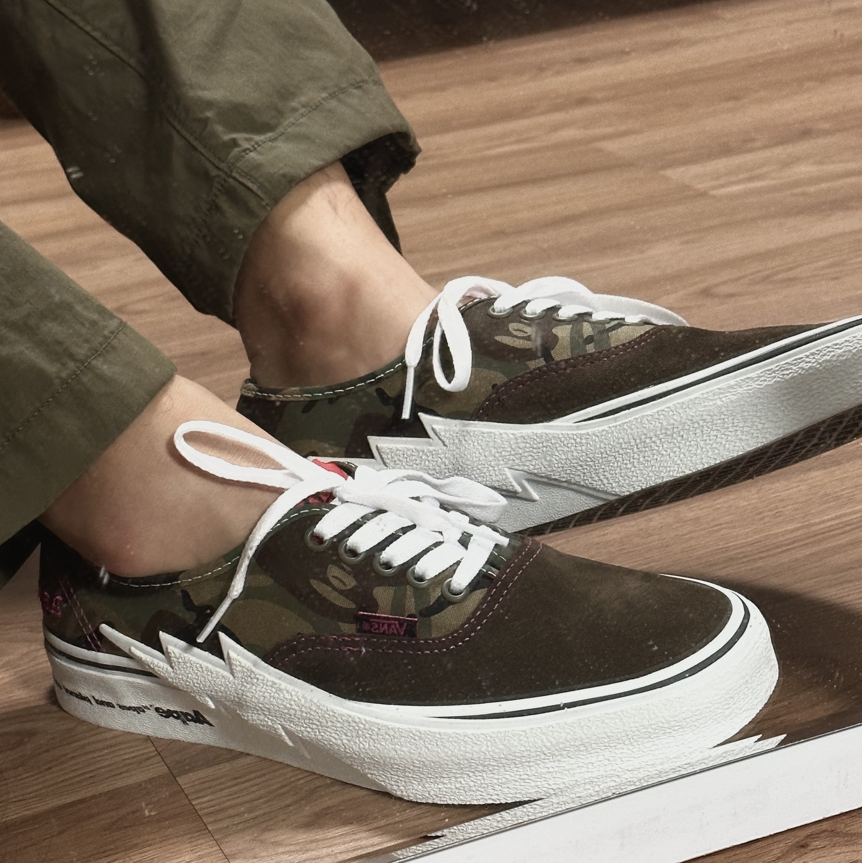 Vans x AAPE Authentic Bolt Khaki 착용 스타일 - 1