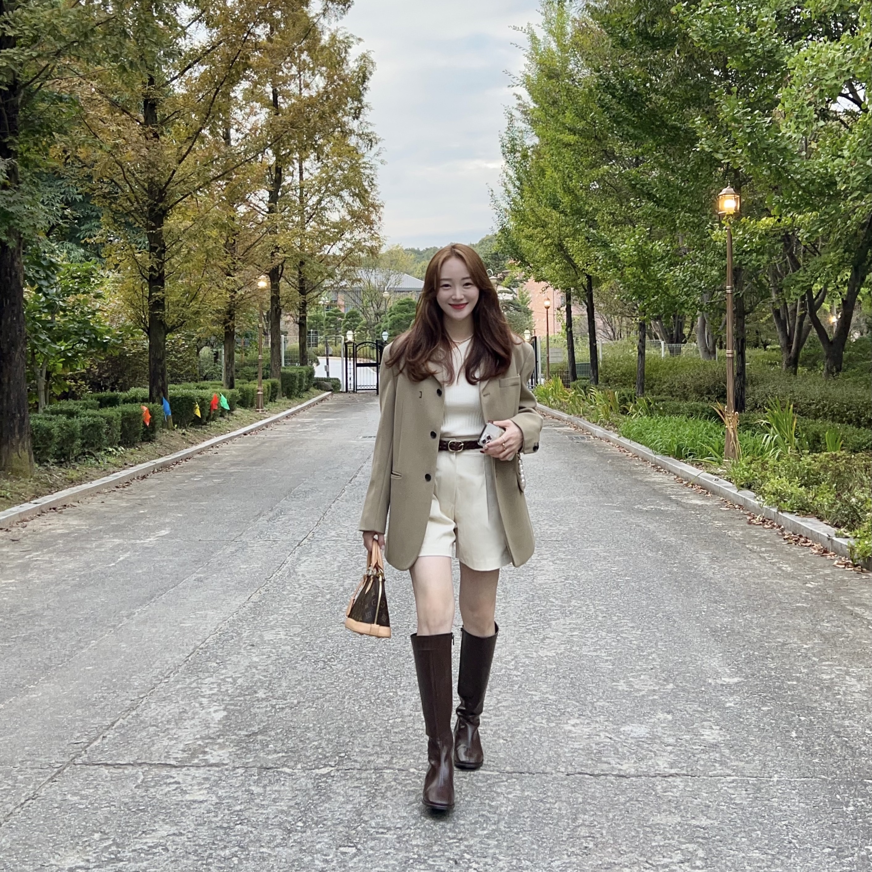 Louis Vuitton Alma BB Monogram 착용 스타일 - 4