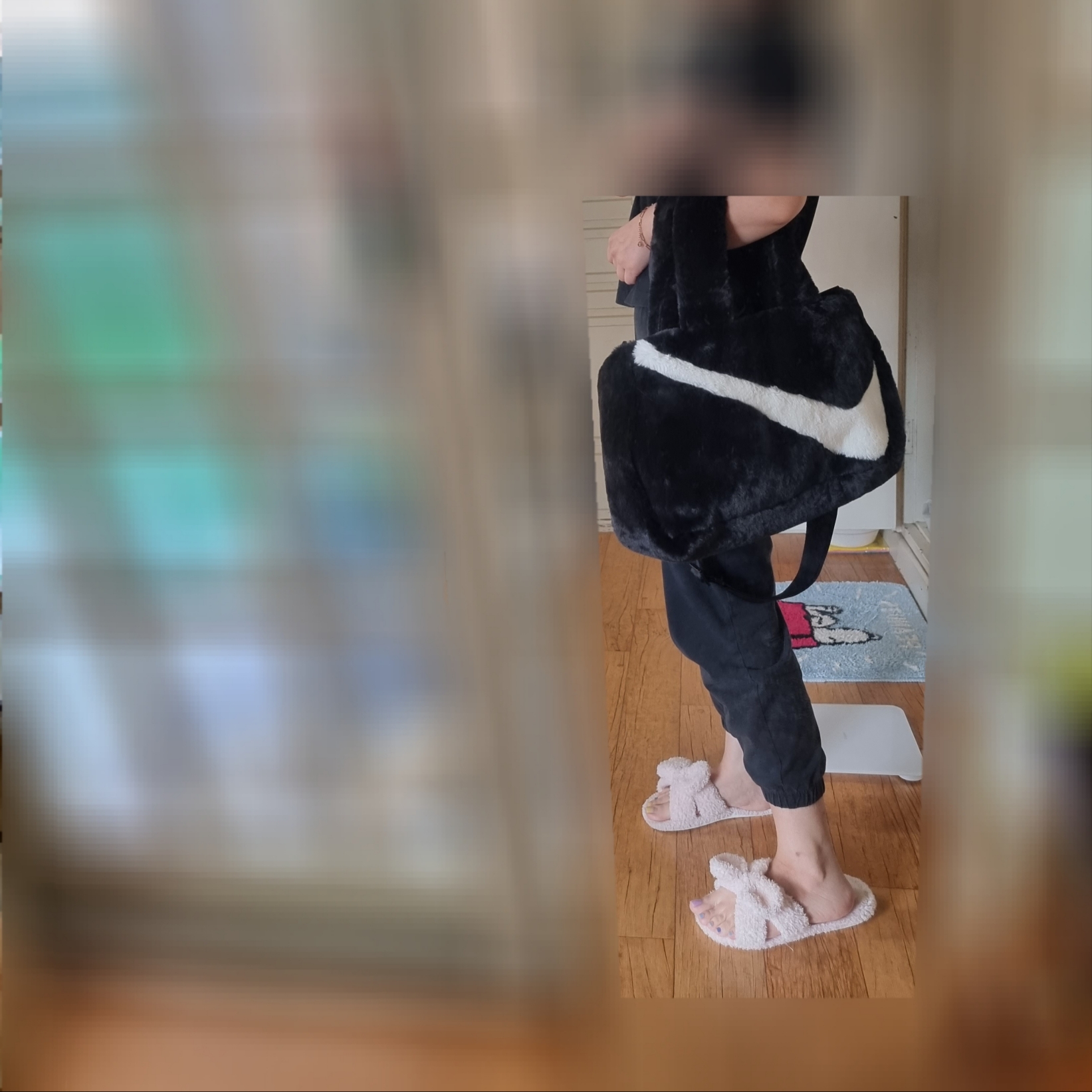 Nike NSW Faux Fur Tote Bag Black 착용 스타일 - 2