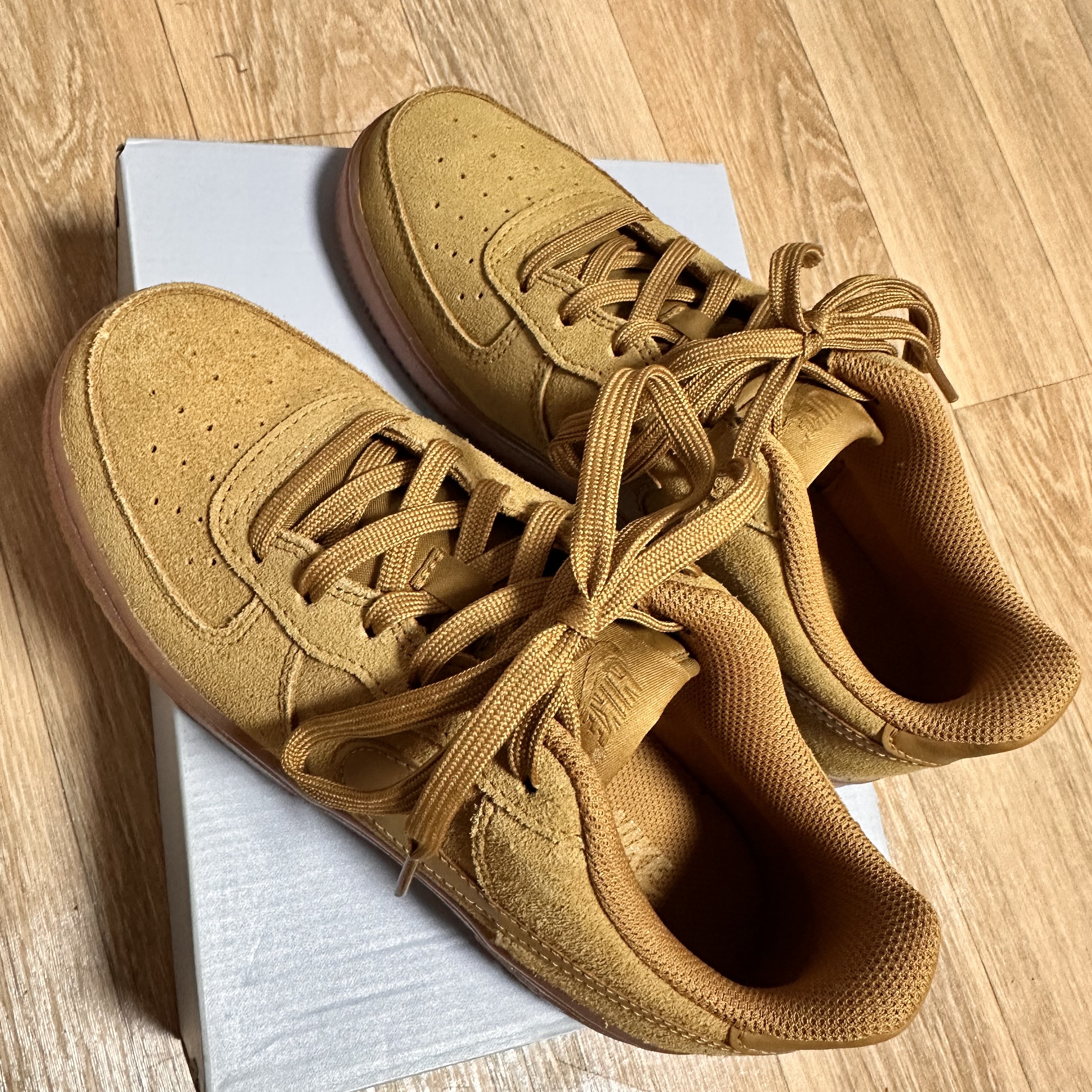 (GS) Nike Air Force 1 LV8 3 Wheat 착용 스타일 - 2