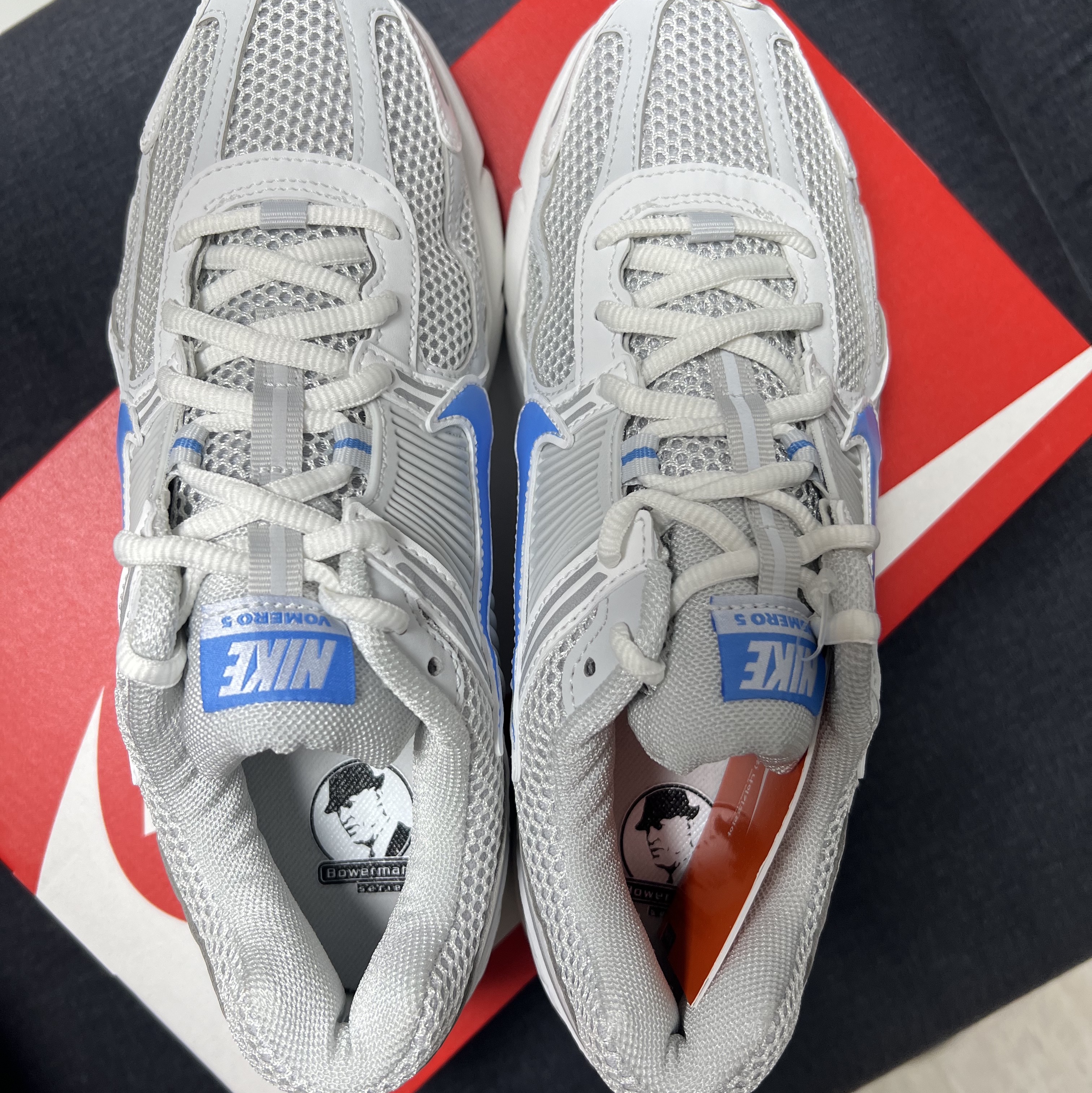 Nike Zoom Vomero 5 Photon Dust and University Blue 착용 스타일 - 1