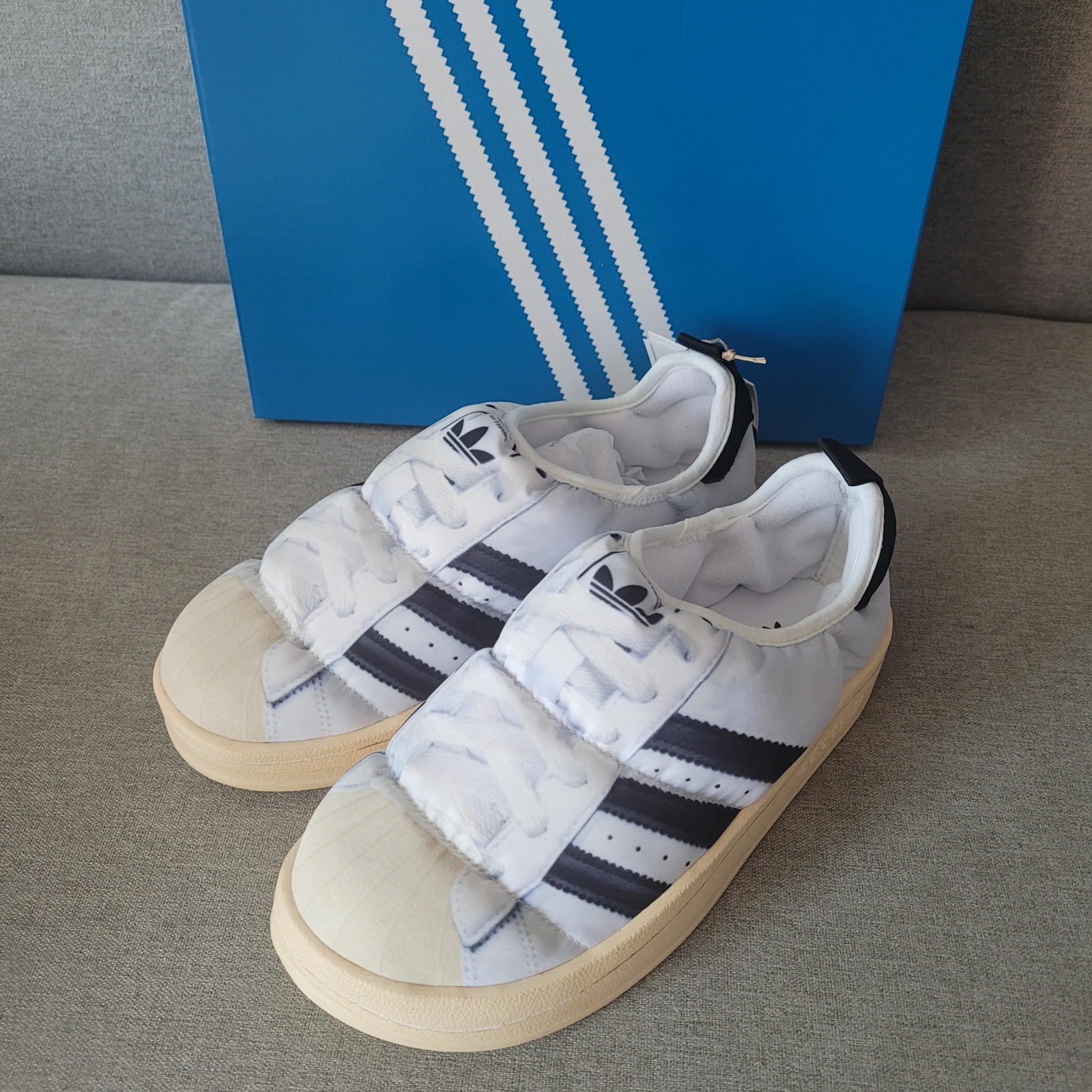 Adidas Puffylette Superstar Cloud White 착용 스타일