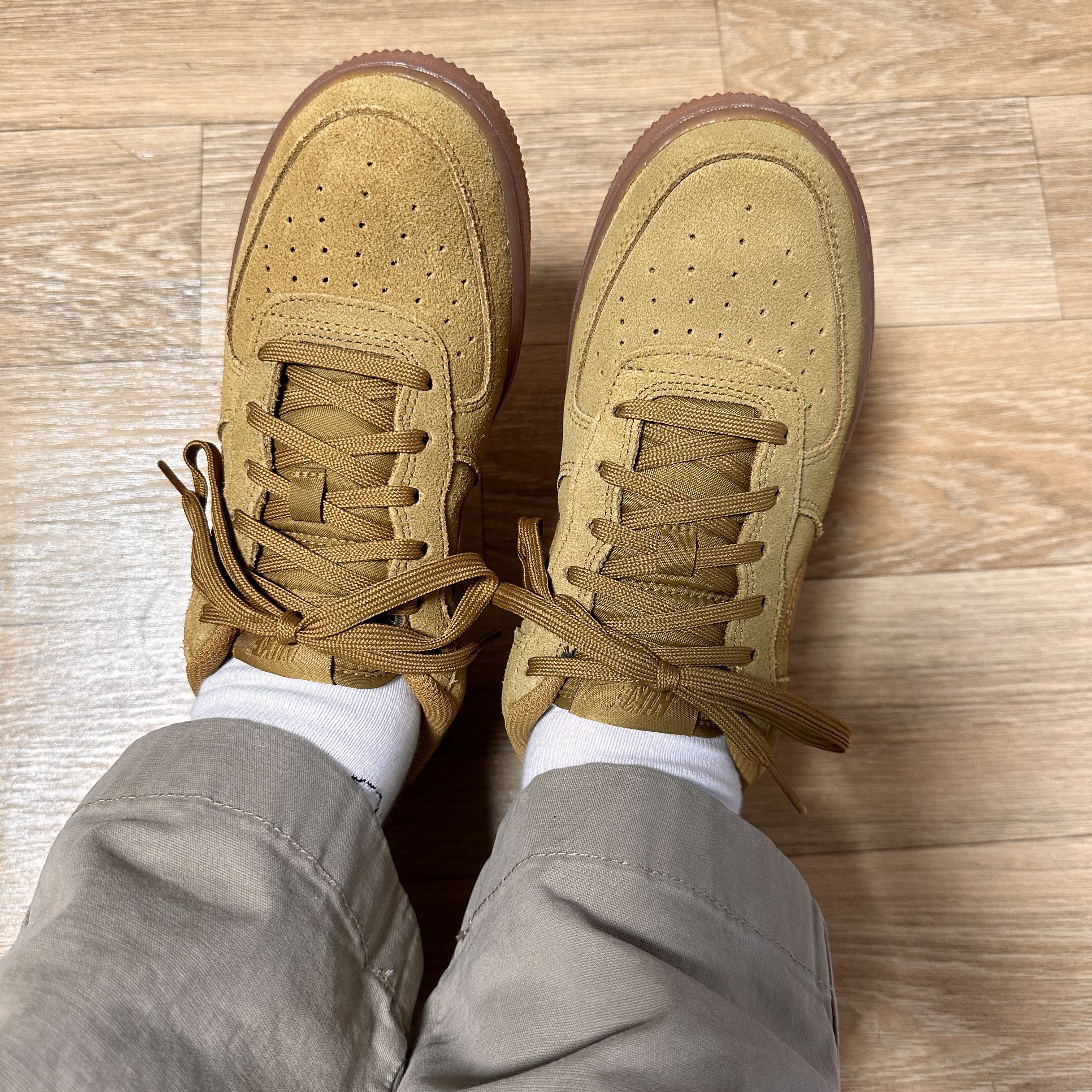 (GS) Nike Air Force 1 LV8 3 Wheat 착용 스타일 - 1