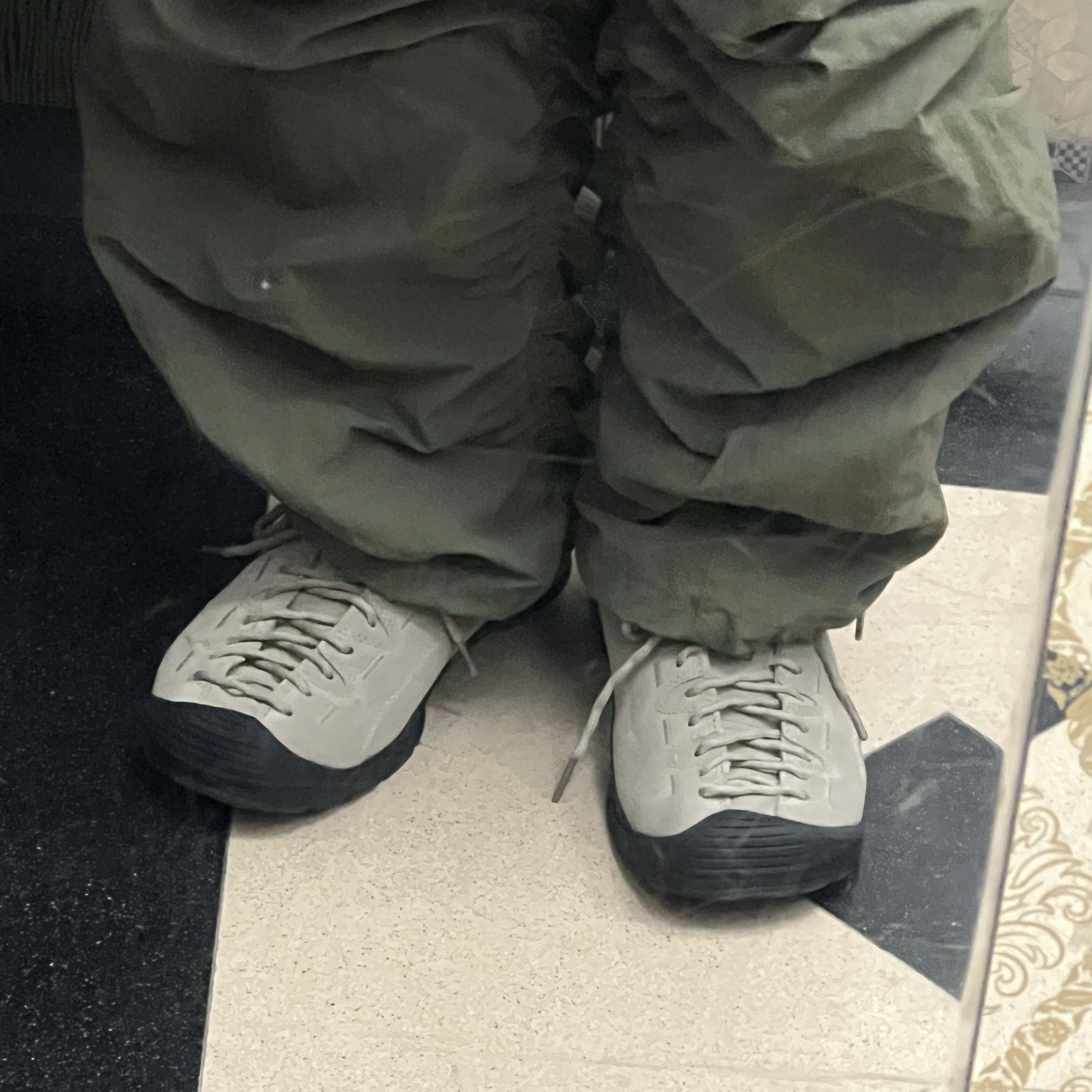 Keen Jasper Suede Sneakers Silver Mink 착용 스타일 - 1