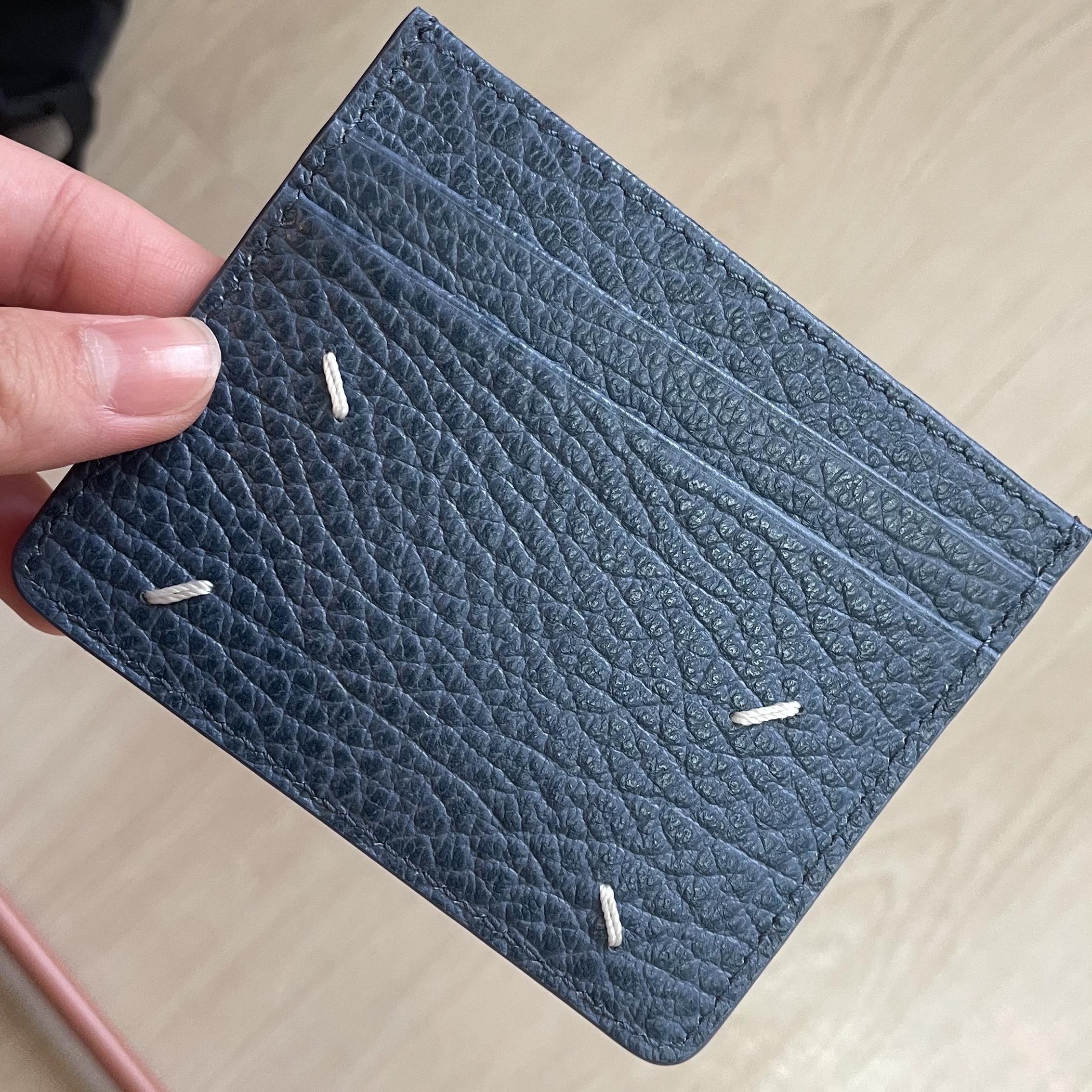 Maison Margiela Stitch Card Holder Blue 착용 스타일
