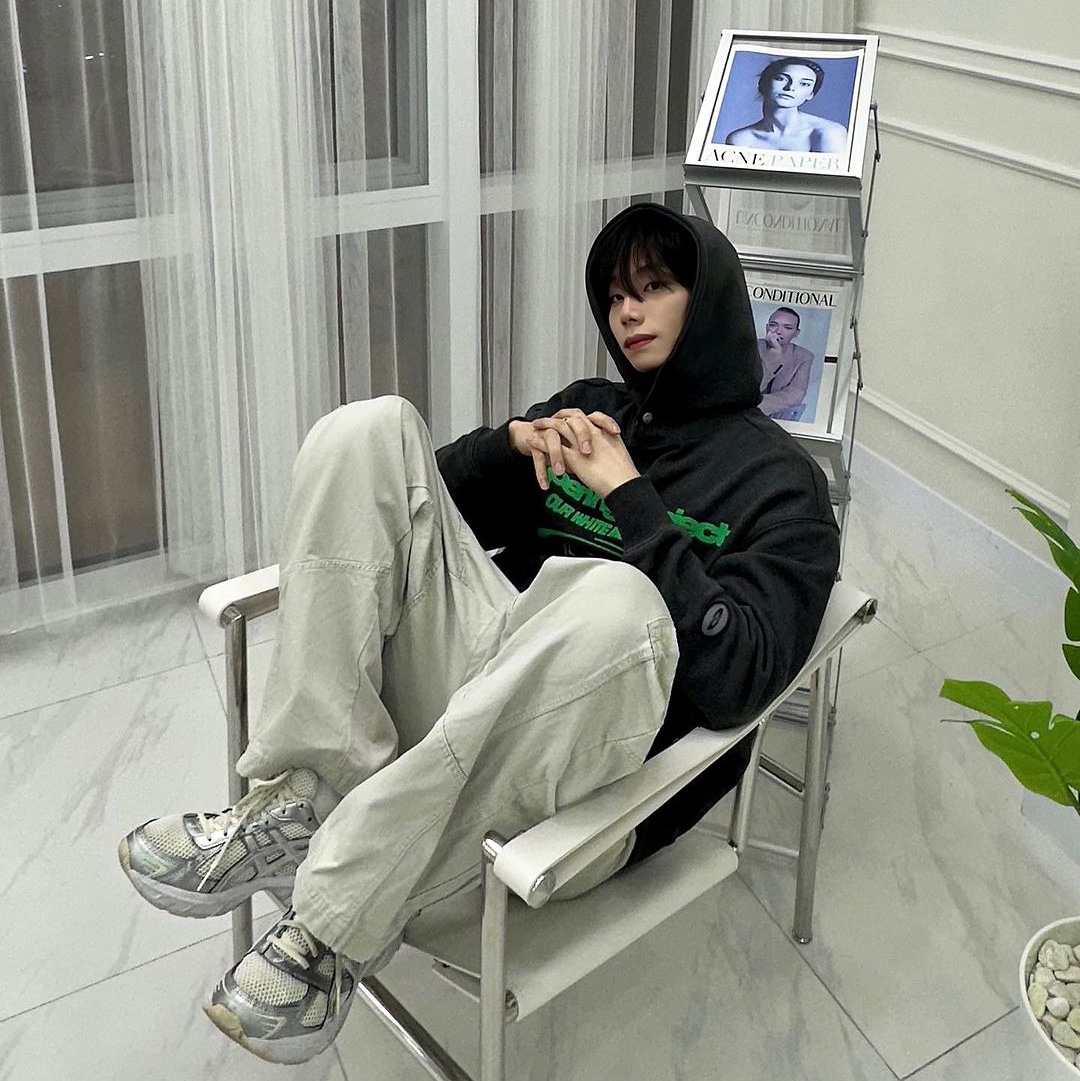 Opening Project Identity Hoodie Charcoal 착용 스타일 - 4