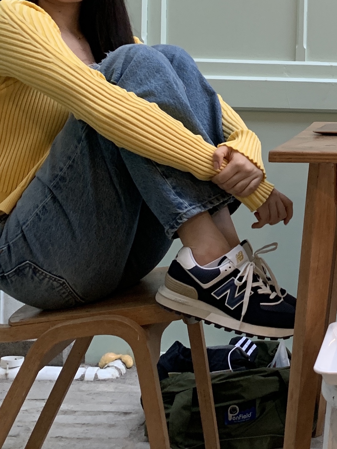 (W) Jacquemus La Maille Pralu Micro Charm Logo Cardigan Light Yellow, New Balance 574 Legacy Navy 착용 스타일 - 3