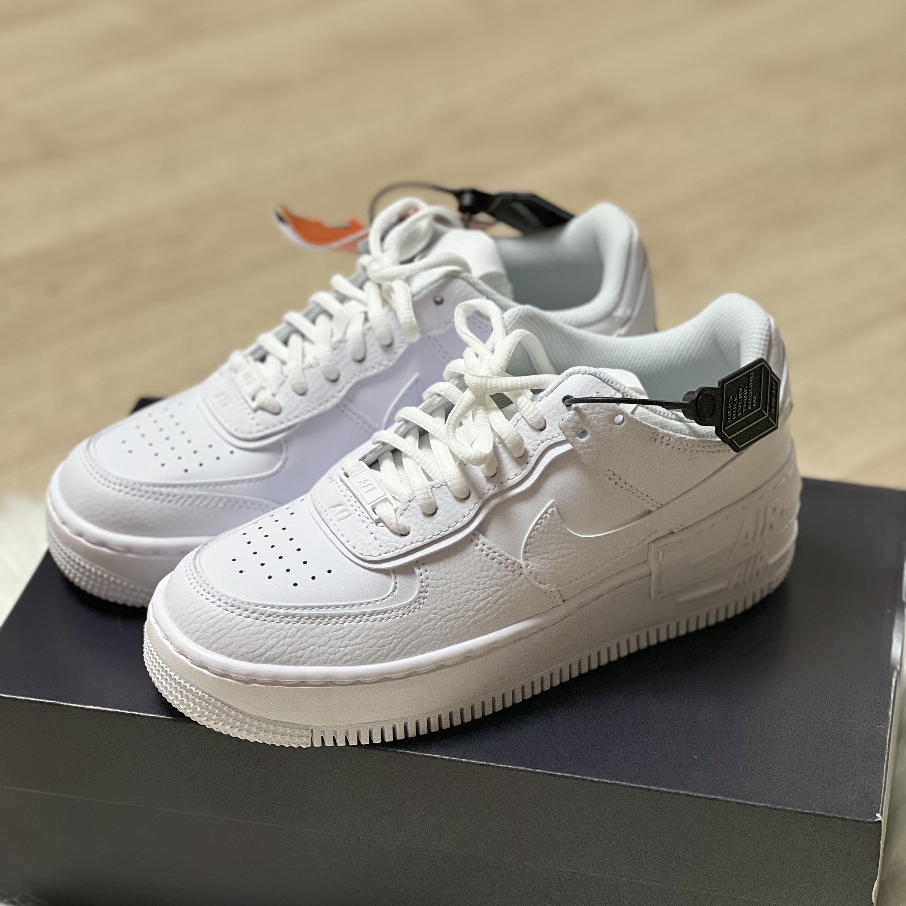 (W) Nike Air Force 1 Shadow Triple White 착용 스타일 - 1