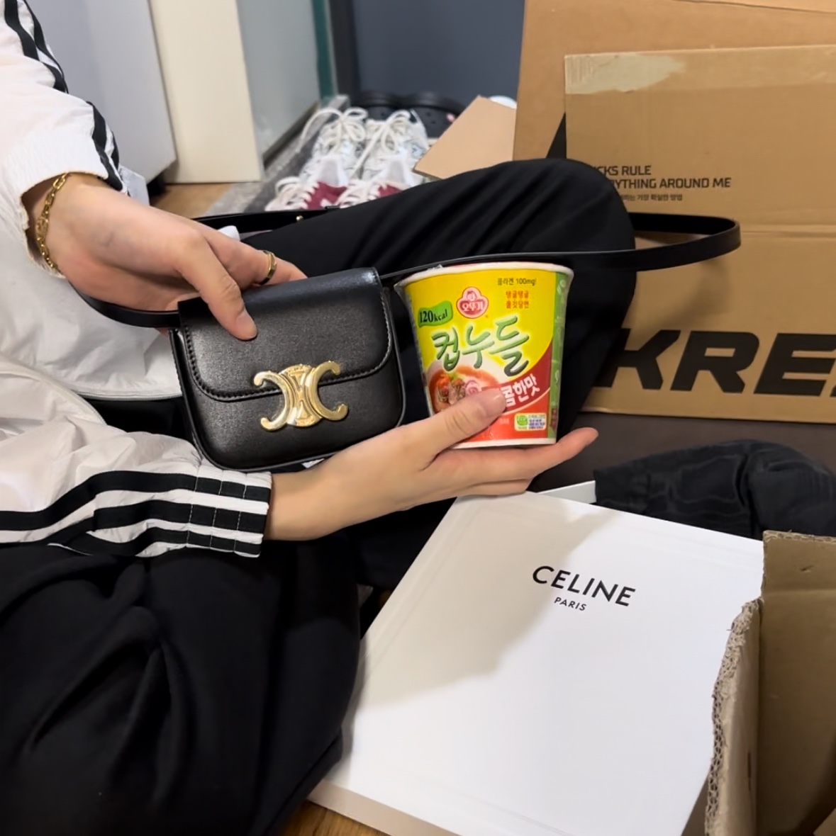 Celine Mini Claude in Shiny Calfskin Black 착용 스타일