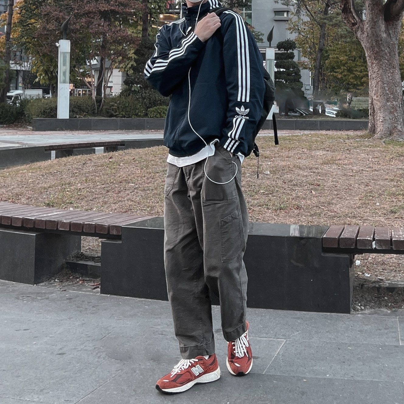 New Balance 2002R Rust Oxide 착용 스타일 - 2