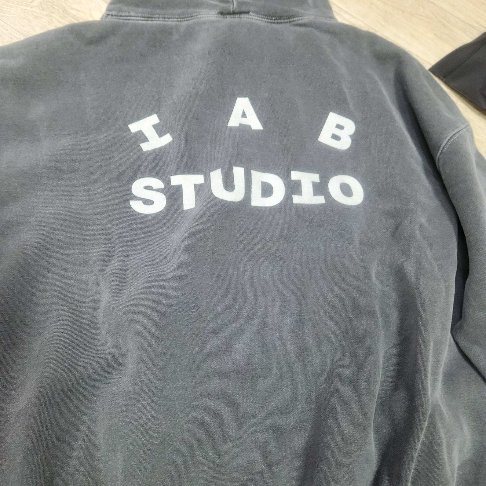 IAB Studio Pigment Hoodie Black, IAB Studio Cropped Pique Shirt Black - The Hyundai Seoul Exclusive 착용 스타일 - 3