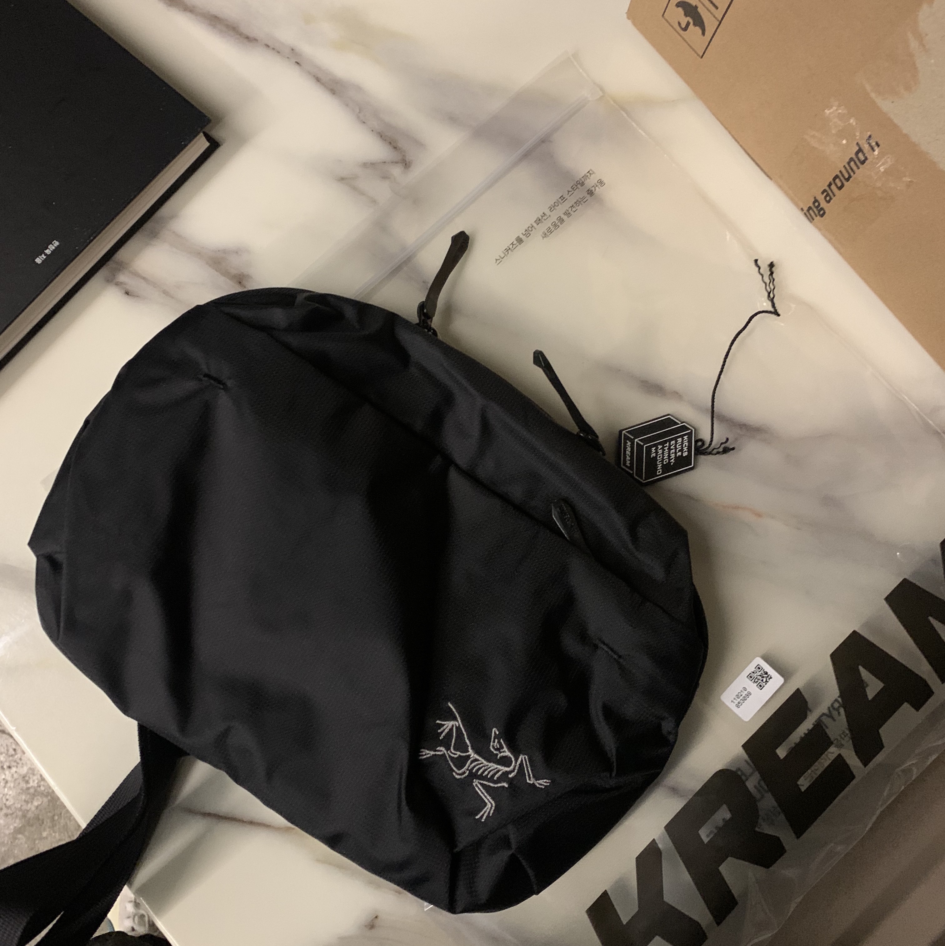 Arc'teryx Heliad 6 Crossbody Bag Black 착용 스타일