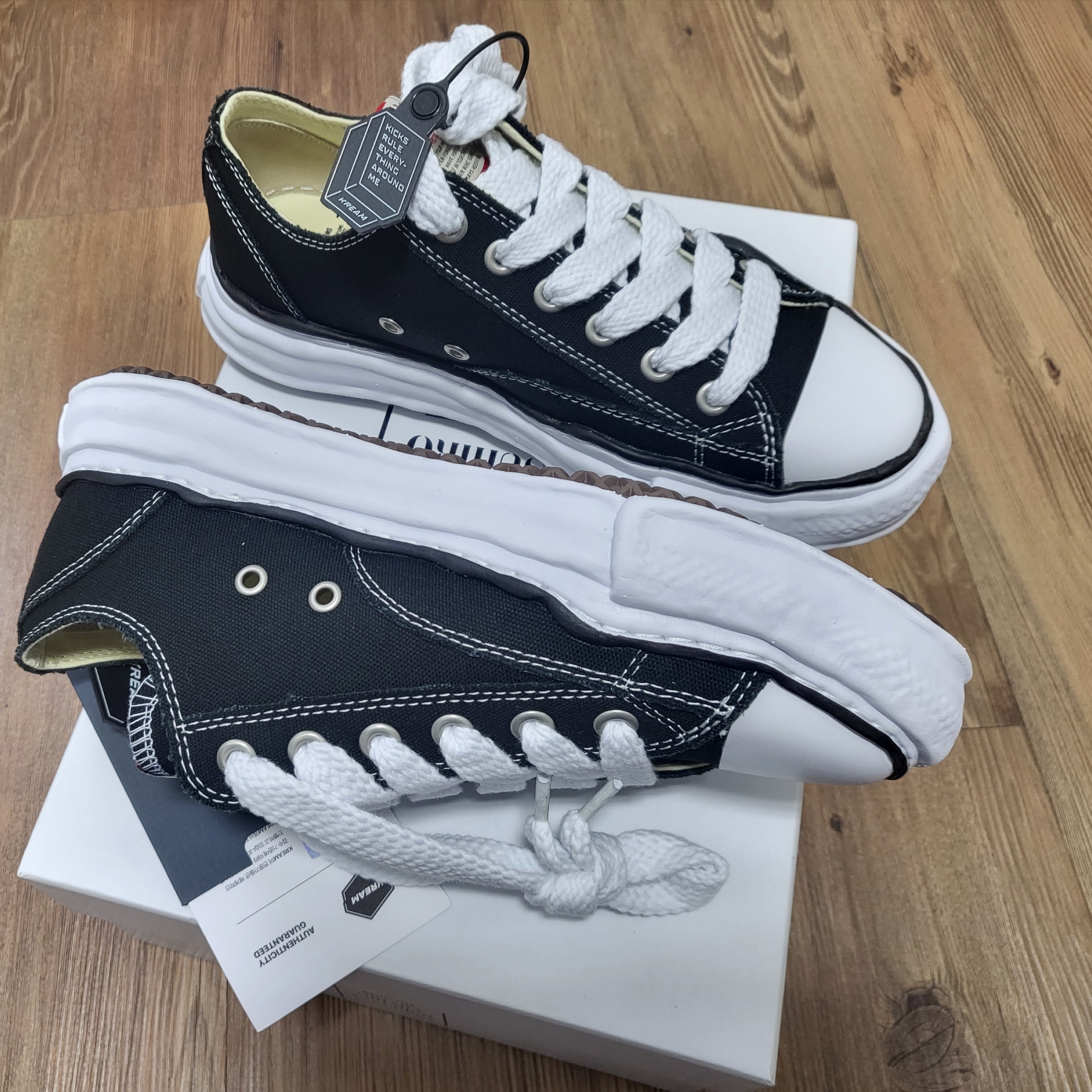 Maison Mihara Yasuhiro Peterson OG Sole Canvas Low Sneakers Black 착용 스타일 - 5