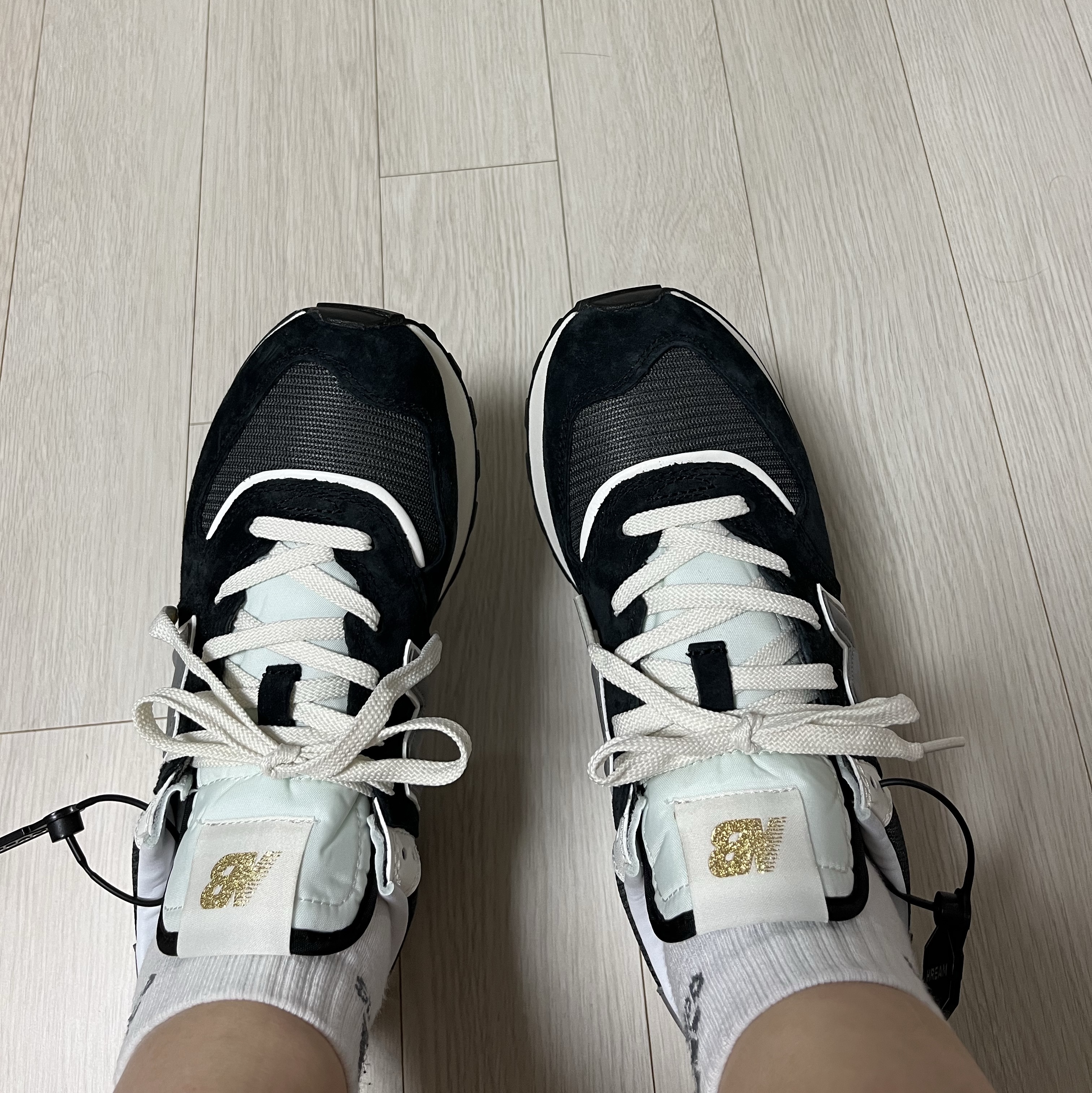 New Balance 574 Legacy Black 착용 스타일 - 1