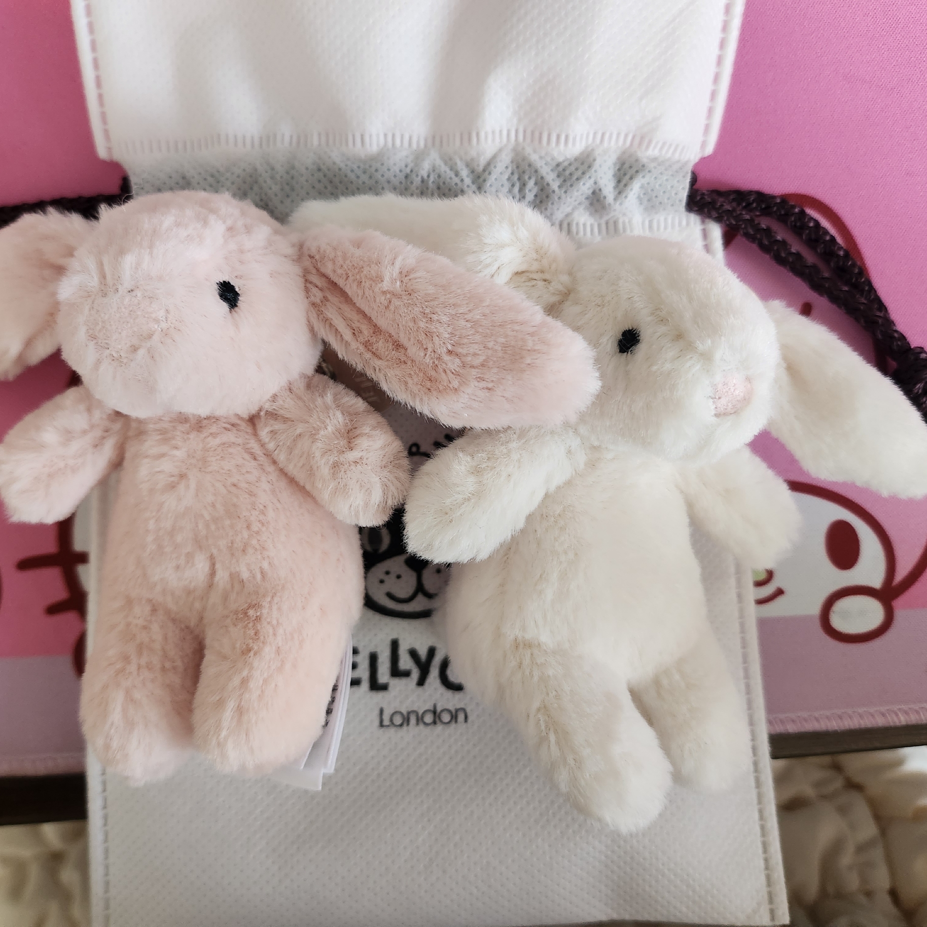 Jellycat Bashful Bunny Bag Charm Cream 착용 스타일