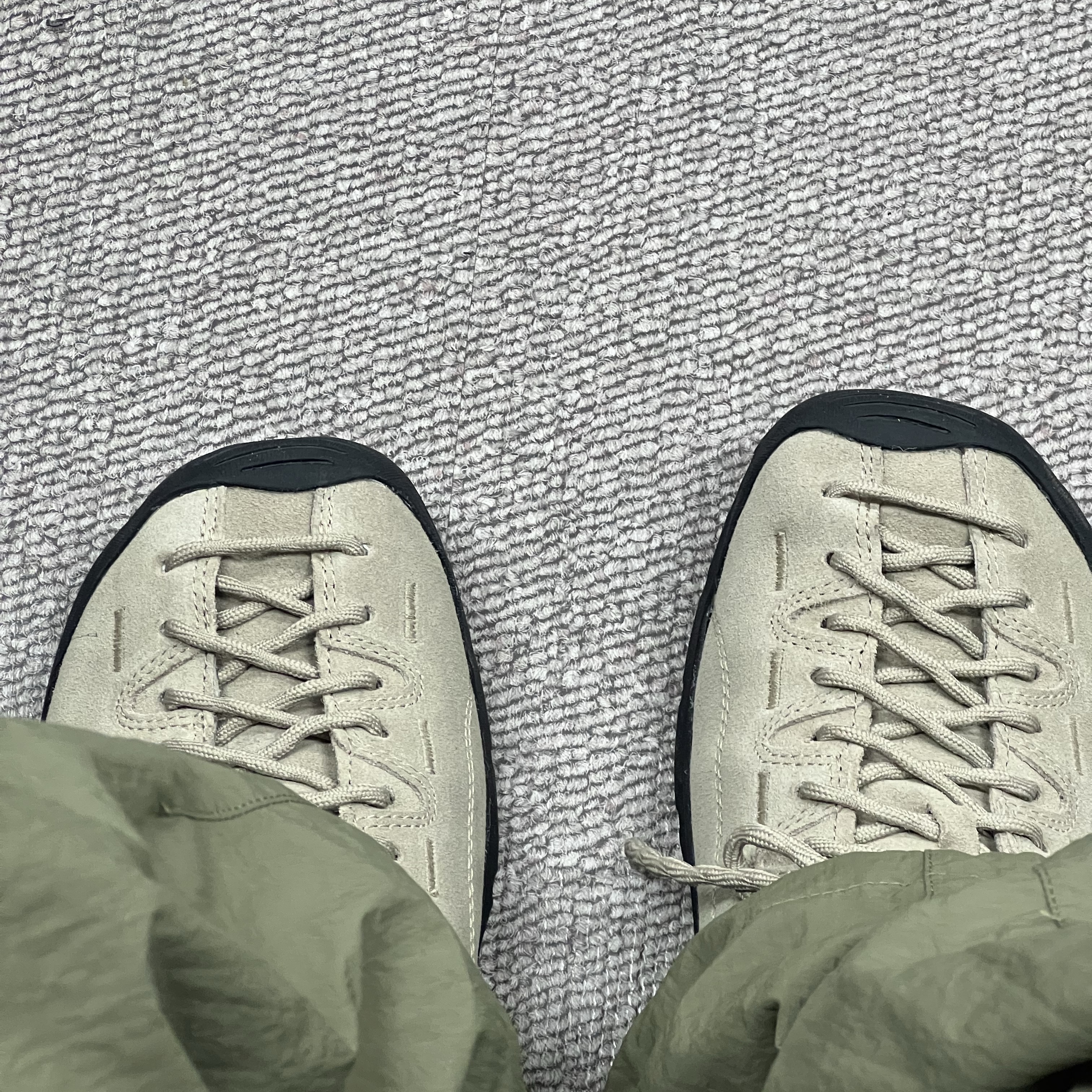 Keen Jasper Suede Sneakers Silver Mink 착용 스타일 - 2