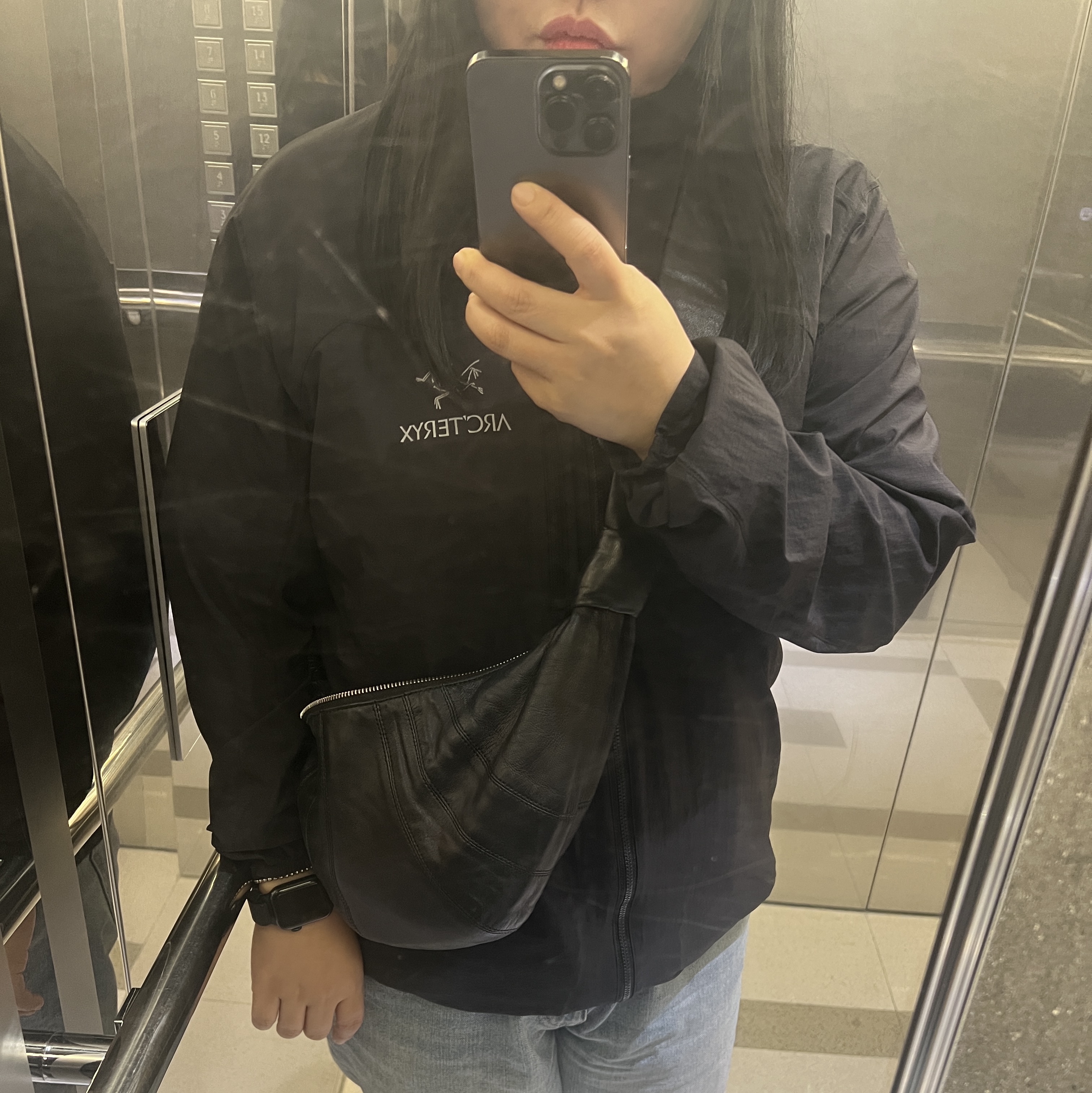 Arc'teryx Squamish Hoody Black, Lemaire Small Croissant Bag Soft Nappa Leather Black 착용 스타일