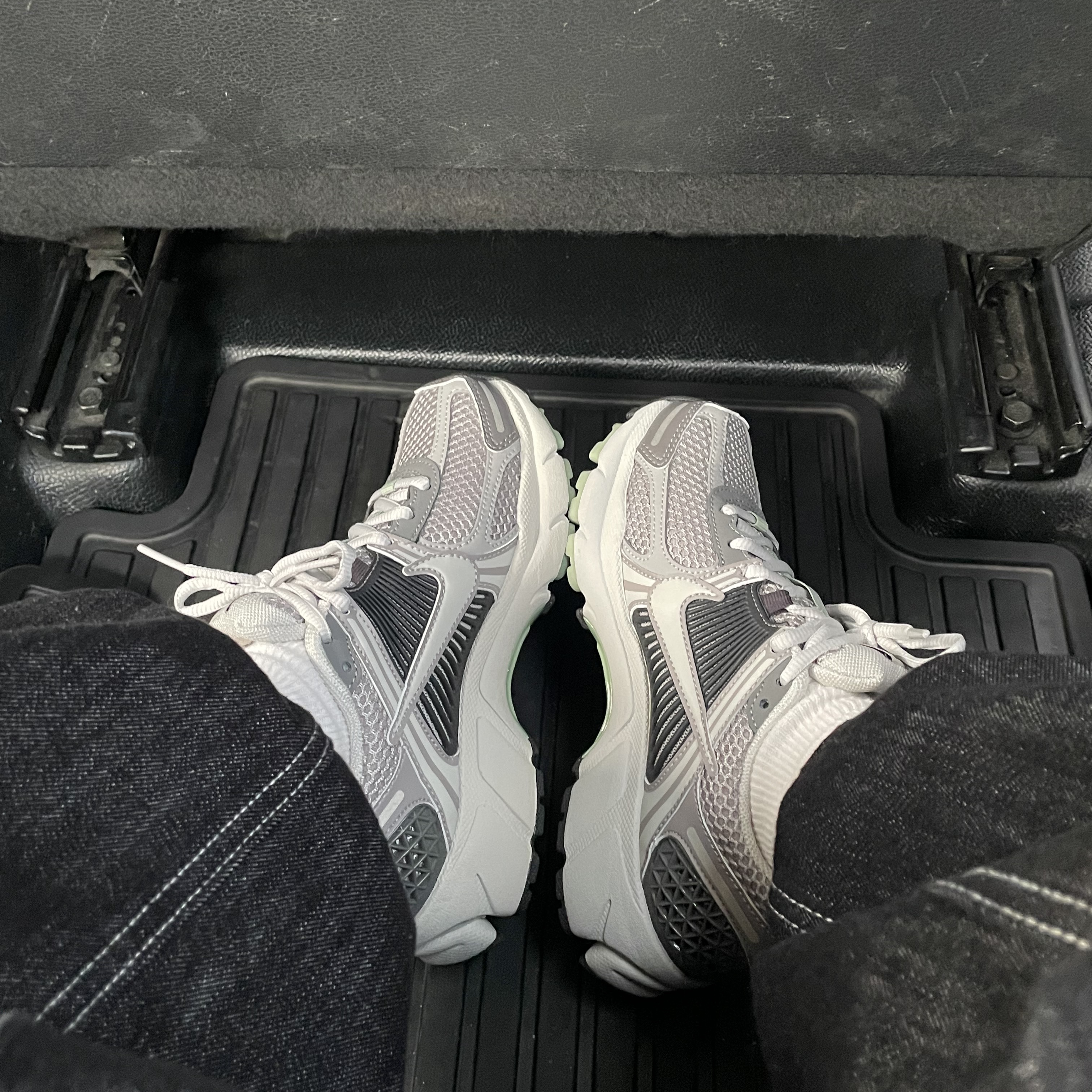 (W) Nike Zoom Vomero 5 Cobblestone and Flat Pewter 착용 스타일 - 1