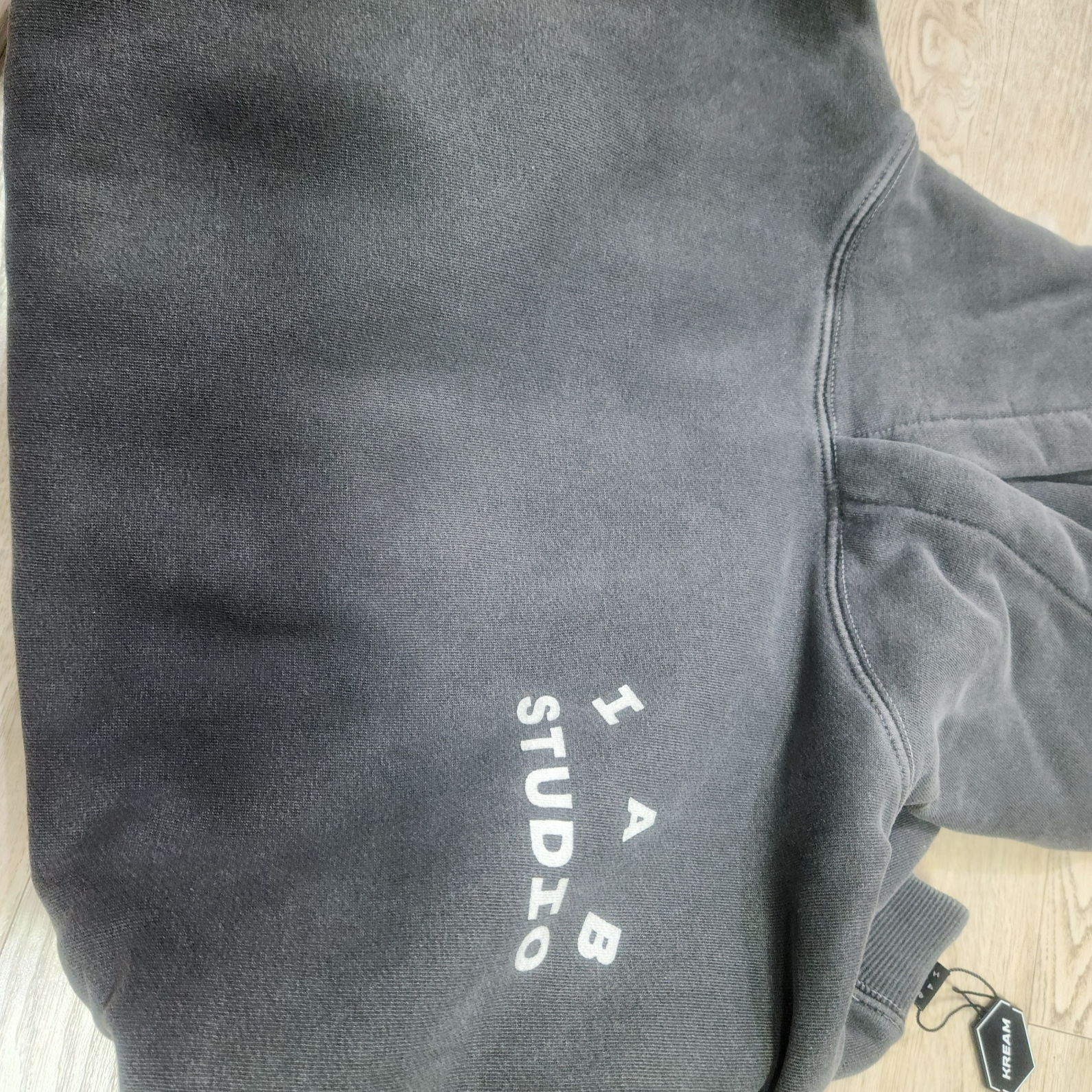 IAB Studio Pigment Hoodie Black, IAB Studio Cropped Pique Shirt Black - The Hyundai Seoul Exclusive 착용 스타일 - 2