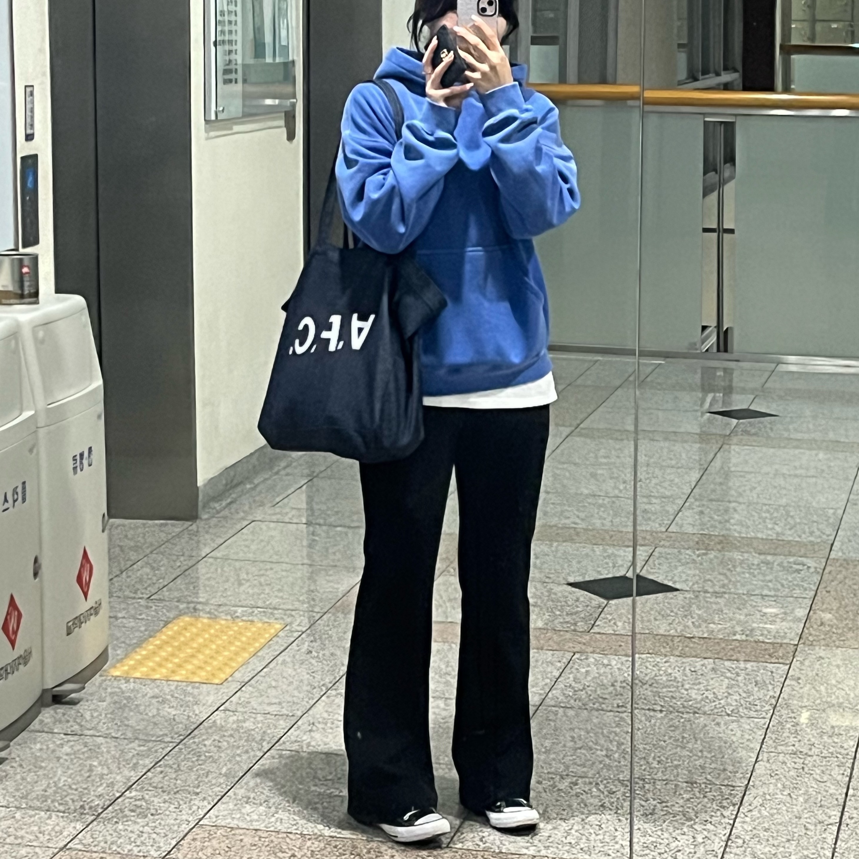 A.P.C. Daniela Shopping Bag Indigo, IAB Studio Pigment Hoodie Royal Blue - 22FW 착용 스타일