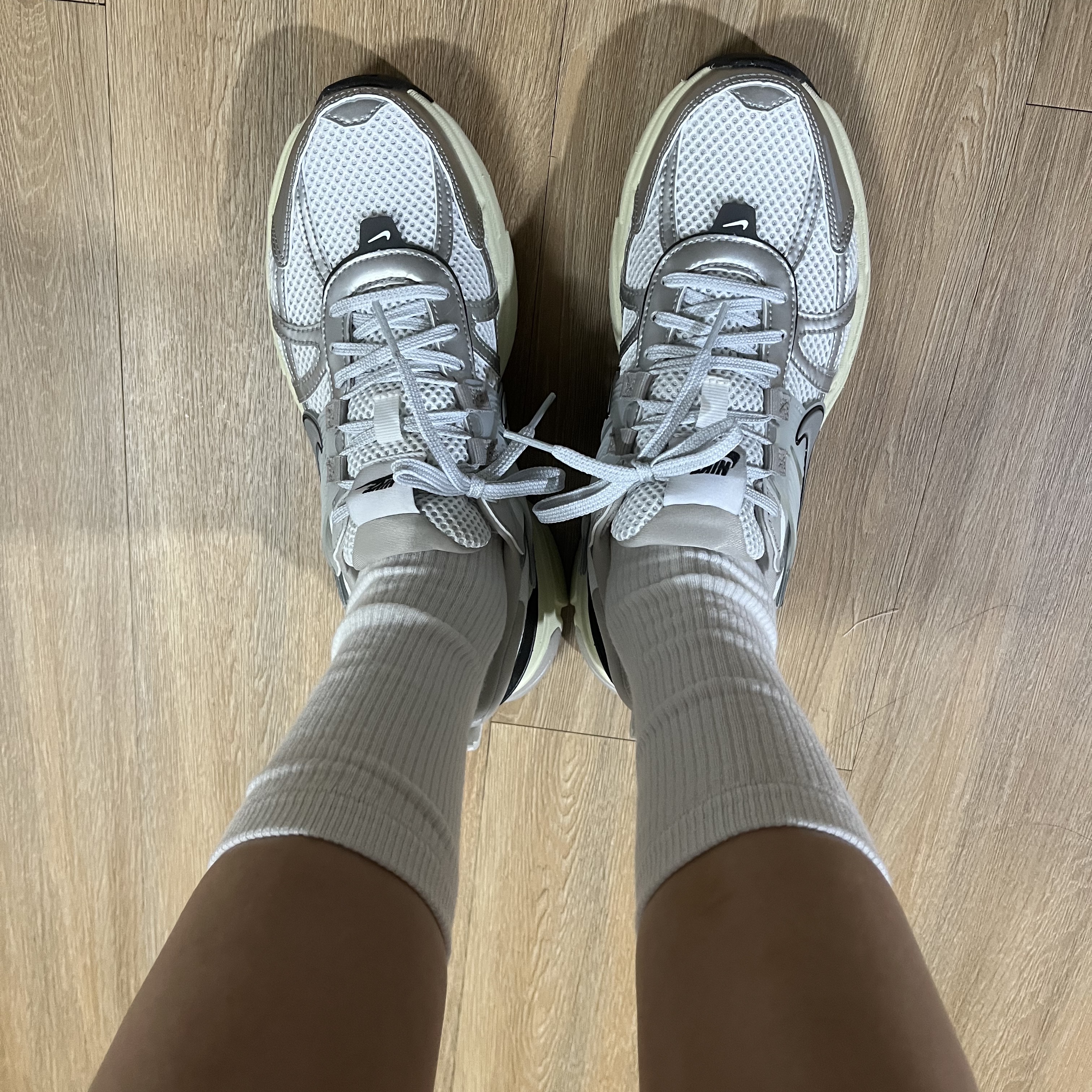 Nike V2K Run Summit White Metallic Silver 착용 스타일